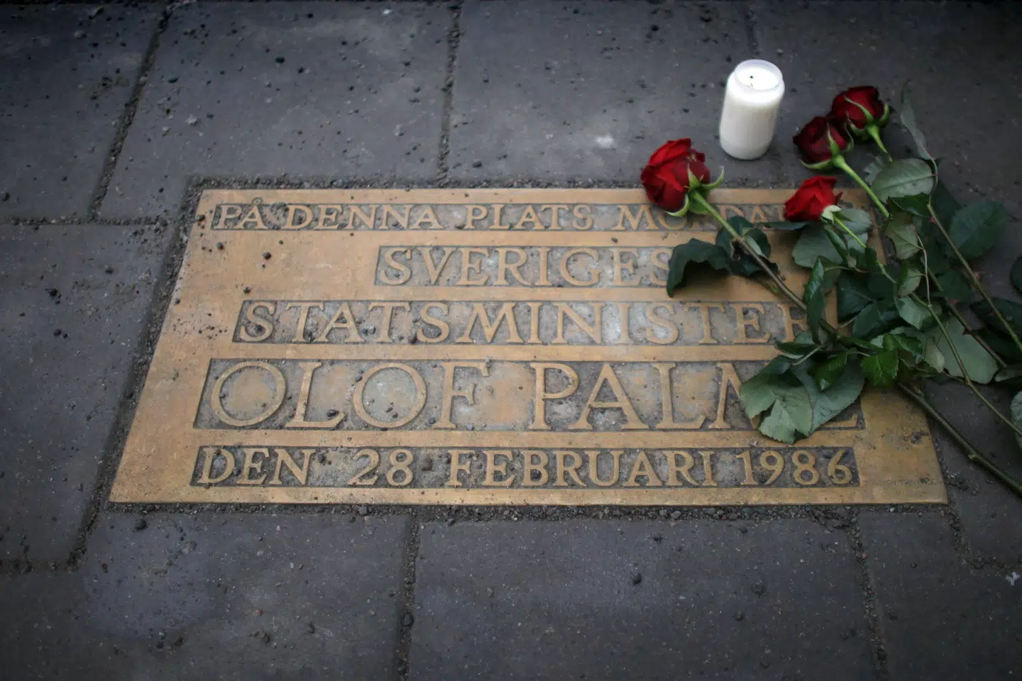 Den socialdemokratiske statsminister Olof Palme blev myrdet i det centrale Stockholm i 1986, efter han havde været i biografen med sin kone. Det var dengang et kæmpe chok for det svenske samfund. Mindepladen er anbragt på det sted i Stockholm, hvor det dræbende skud faldt. Bob Strong/Reuters