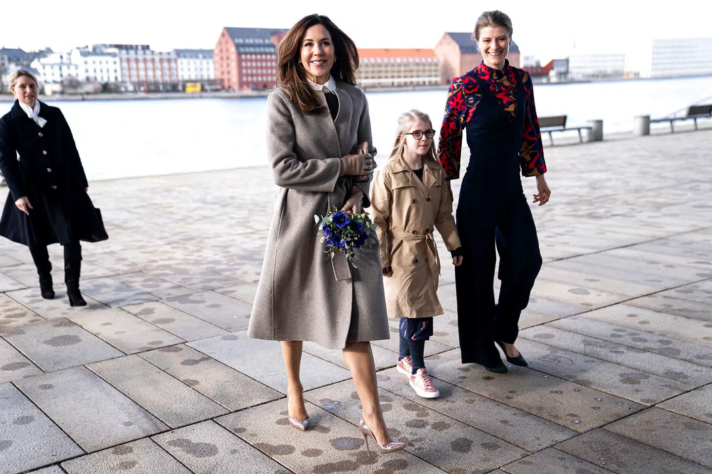 En del af jobbet består i at uddele priser. Her ankommer hun med kronprinsesse Mary til uddelingen af EliteForsk-priser i Operaen.