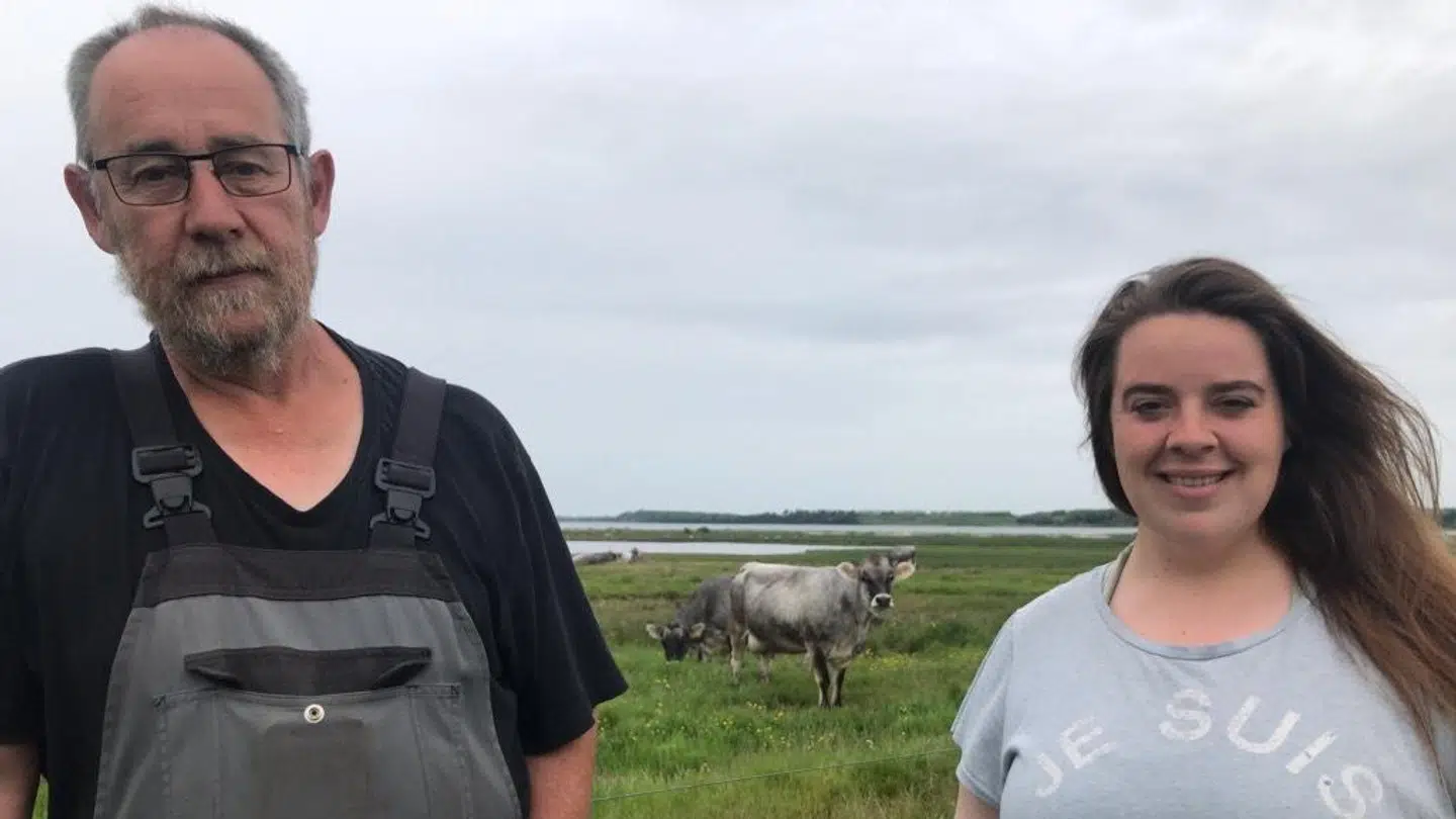 Lars og Louise – far og datter – ved gården.