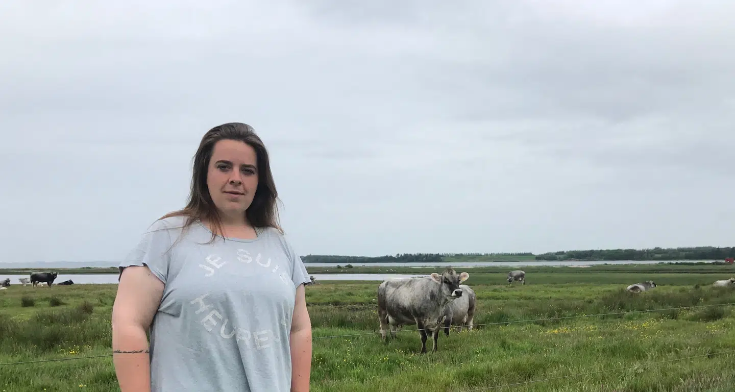 Louise på forældrenes gård.