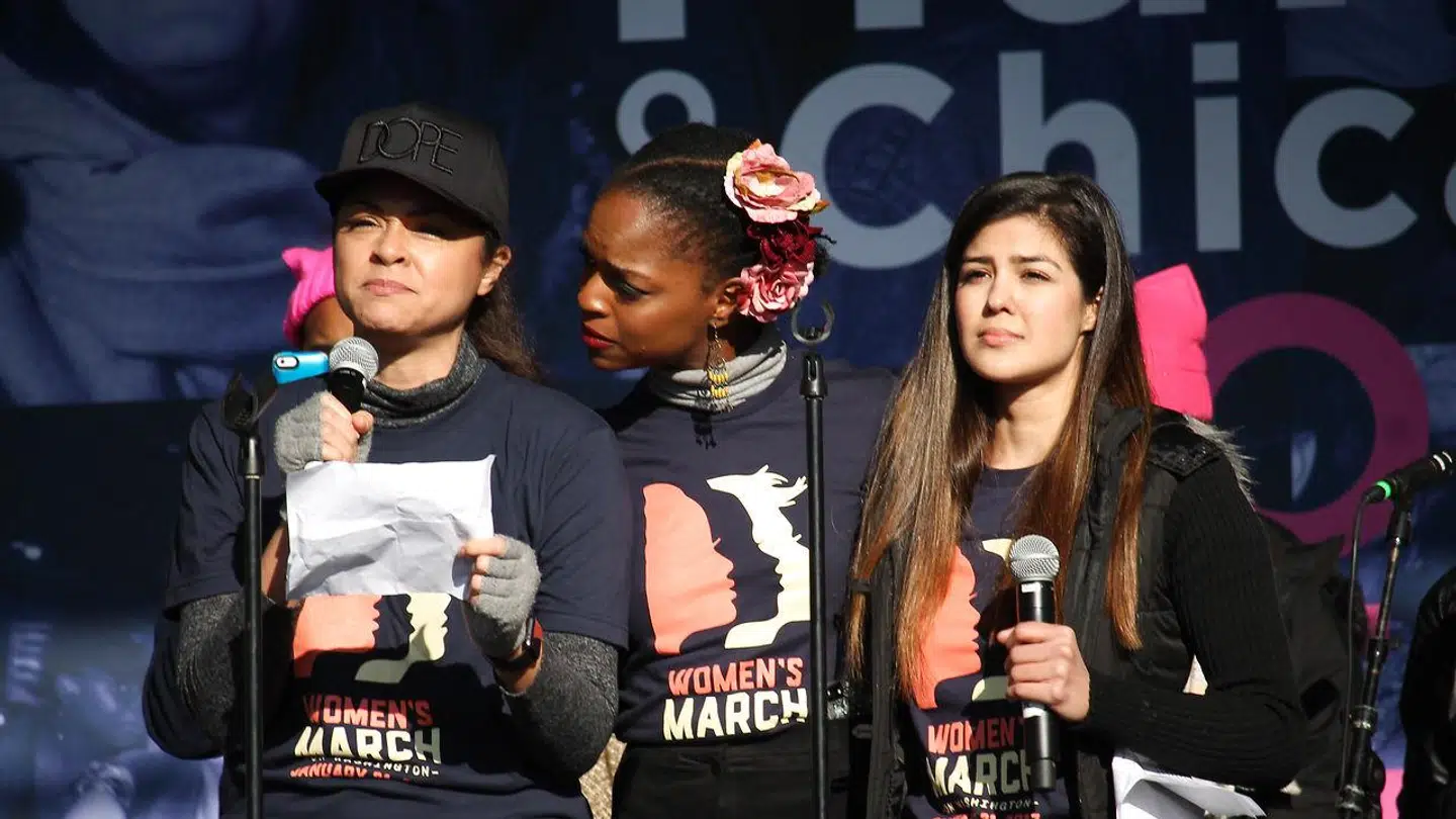 Samantha Marie Ware ses her i midten ved en demonstration imod præsident Donald Trump.