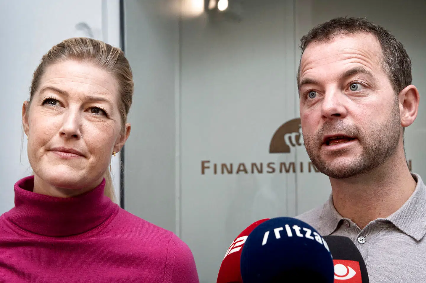 Sofie Carsten Nielsen og politisk leder for Det Radikale Venstre Morten Østergaard kommer ud fra finanslovsforhandlingerne mandag 7. oktober 2019. Finansminister Nicolai Wammen indleder forhandlingerne om næste års finanslov med såkaldte sættemøder med partierne, B, Å, Ø, F, V, C og Siumut, mandag 7. oktober 2019. (Foto: Ida Guldbaek Arentsen/Ritzau Scanpix)