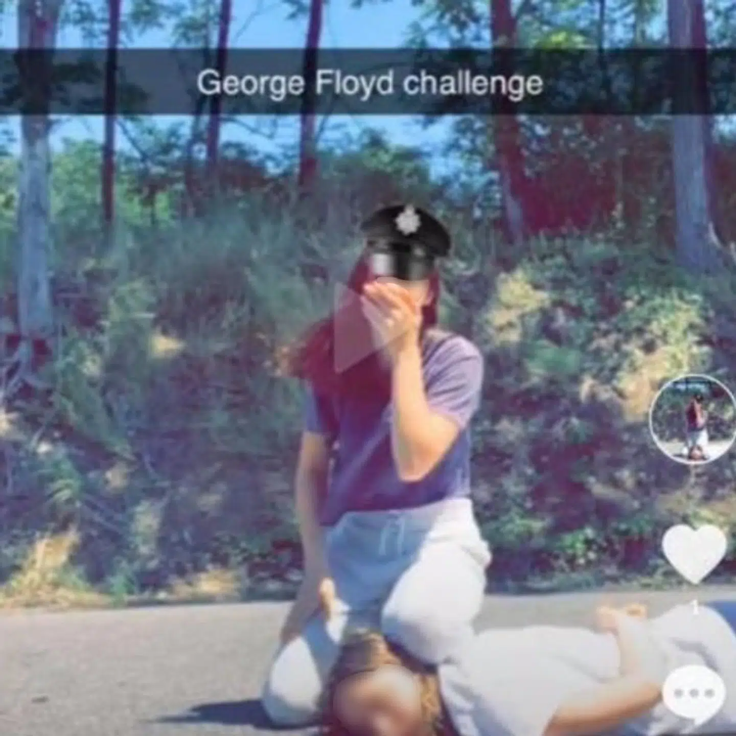 To unge kvinder laver George Floyd Challenge på TikTok.