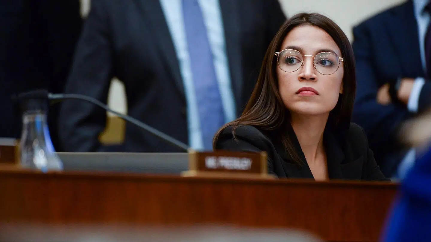 Demokraten Alexandra Ocasio-Cortez opfordrer Washington Redskins til at ændre navn.