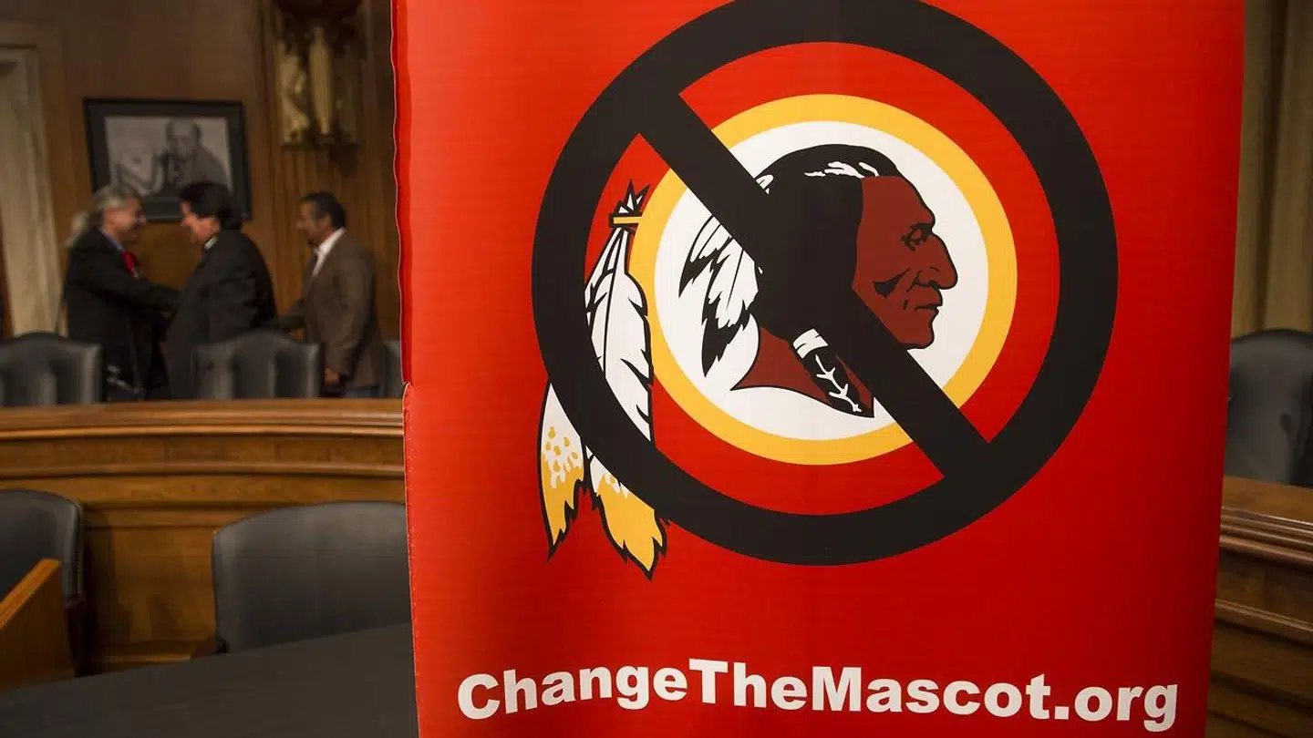 Det er ikke første gang, at Washington Redskins får kritik. I 2014 ville en kampagne fra Oneida Indian Nation have klubben til at udskifte deres velkendte maskot.
