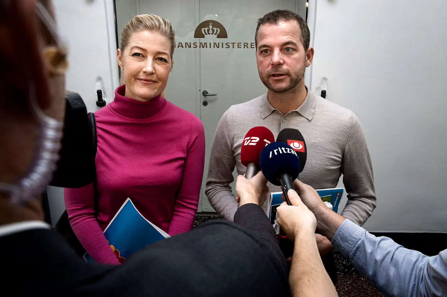 Sofie Carsten Nielsen og politisk leder for Det Radikale Venstre Morten Østergaard kommer ud fra finanslovsforhandlingerne mandag den 7. oktober 2019. Finansminister Nicolai Wammen indleder forhandlingerne om næste års finanslov med såkaldte sættemøder med partierne, B, Å, Ø, F, V, C og Siumut, mandag den 7. oktober 2019.. (Foto: Ida Guldbaek Arentsen/Ritzau Scanpix)