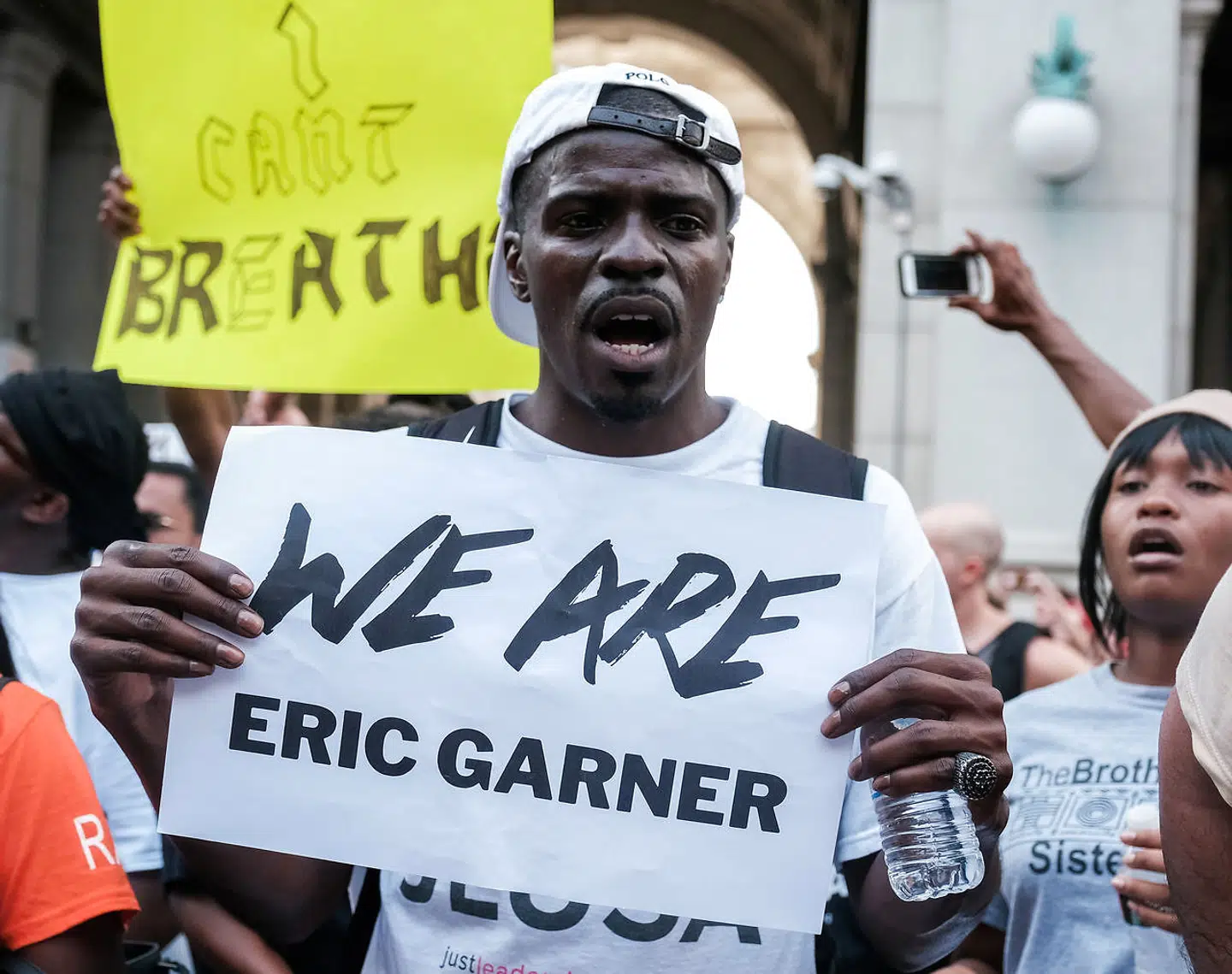 Protesters march and rally on the fifth anniversary of the death of Eric Garner, a day after federal prosecutors announced their decision not to prosecute NYPD officer Daniel Pantaleo or other officers for charges related to his death, in New York, U.S., July 17, 2019. REUTERS/Michael A. McCoy. (Foto: MICHAEL MCCOY/Ritzau Scanpix)