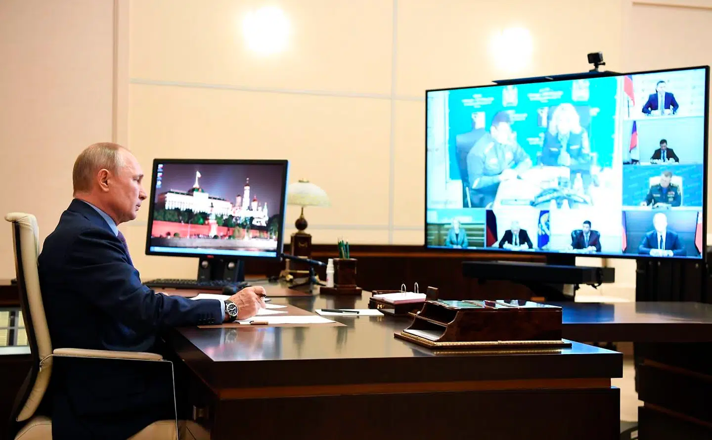 Præsident Putin er vært for en videokonference om den store olieforurening.