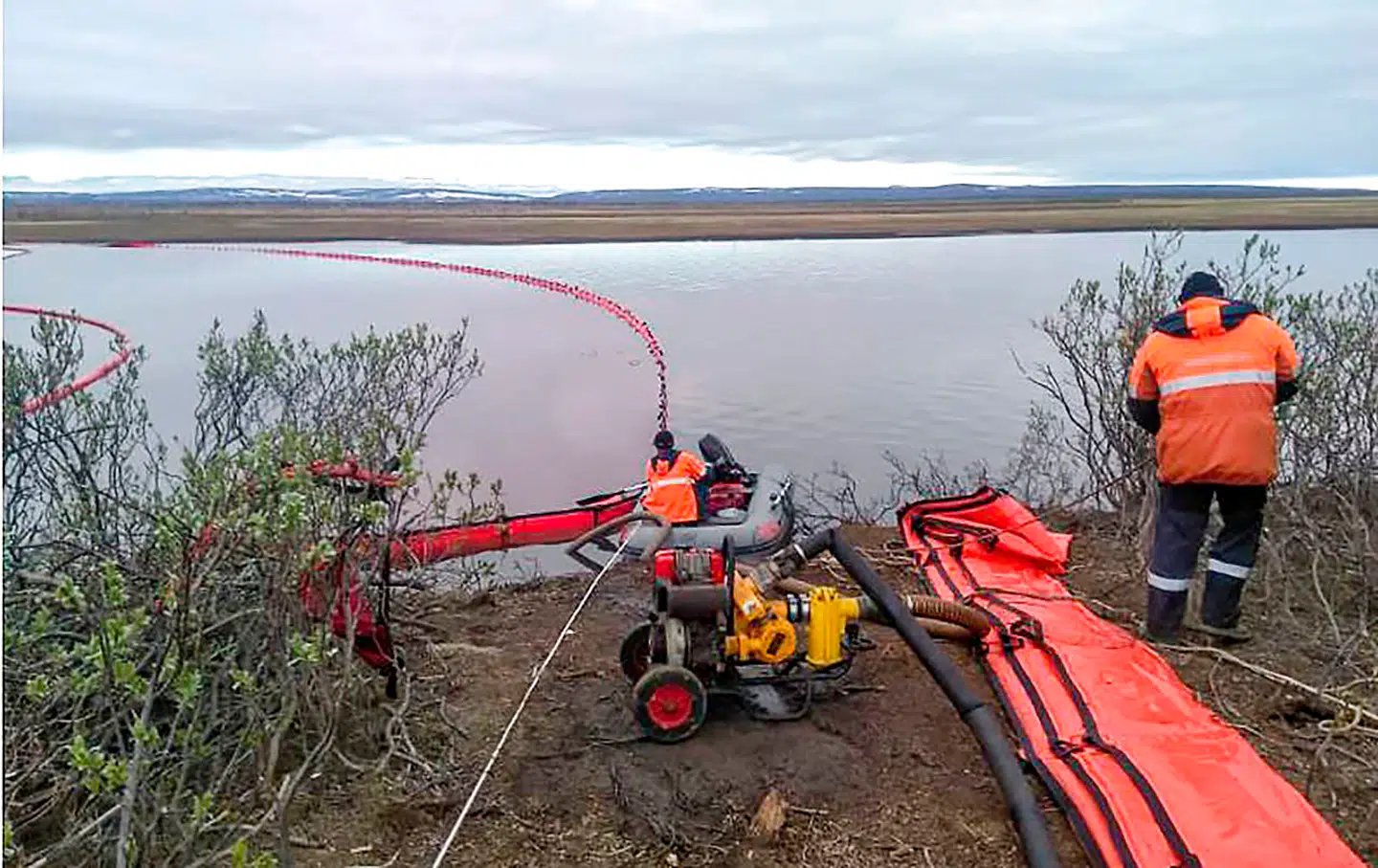 Her er olieforureningen nået til på floden Ambarnaya. Der er sat flydespærringer op.