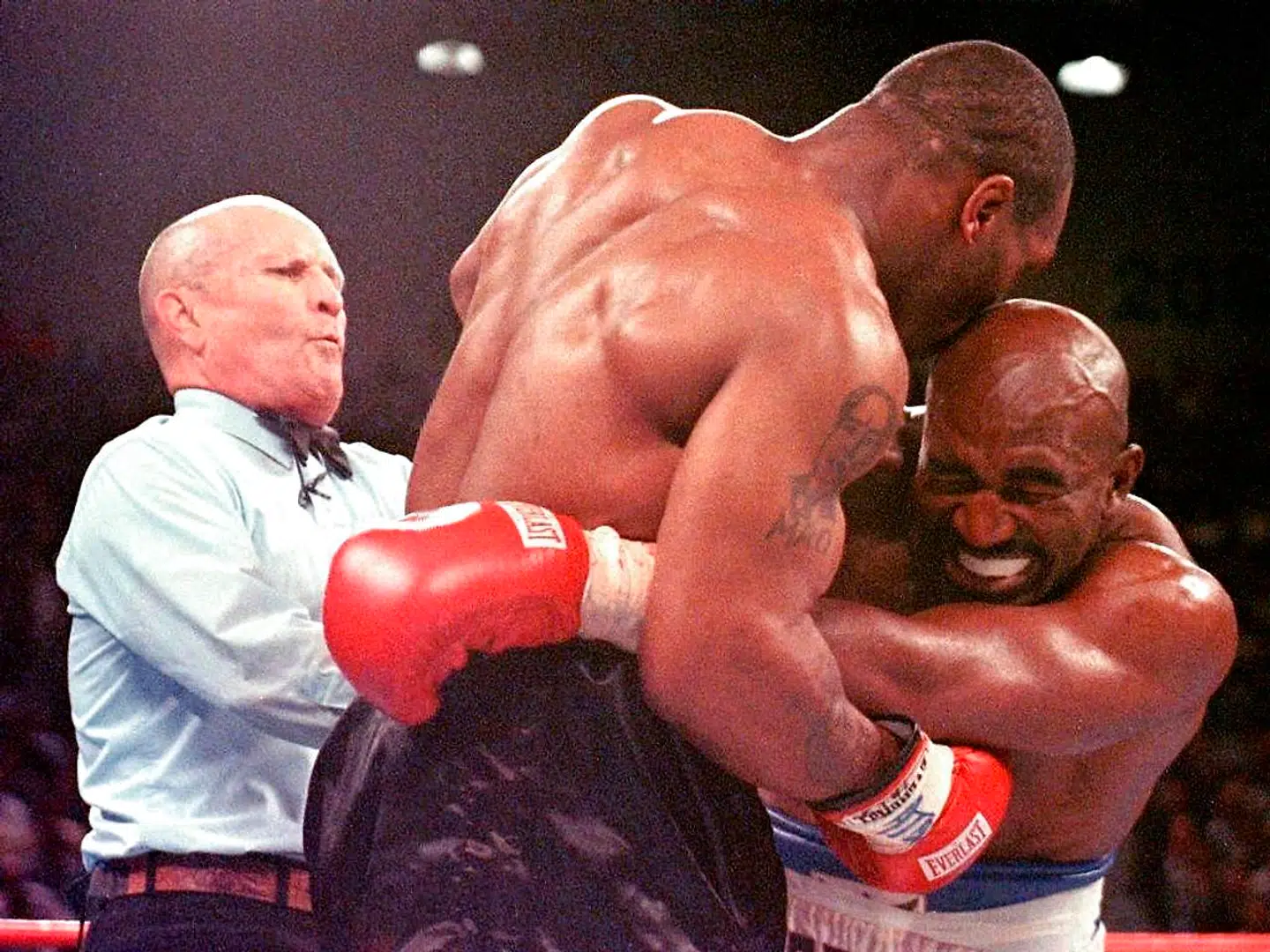 Sådan så det ud for 23 år siden, da Mike Tyson bed Evander Holyfield i øret.