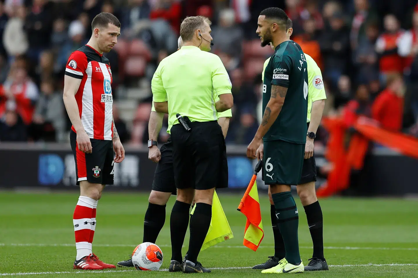 Pierre-Emile Højbjerg (tv.) kan være fortid som anfører i Southampton, hvis ikke han forlænger sin kontrakt, siger manageren. Peter Nicholls/Reuters