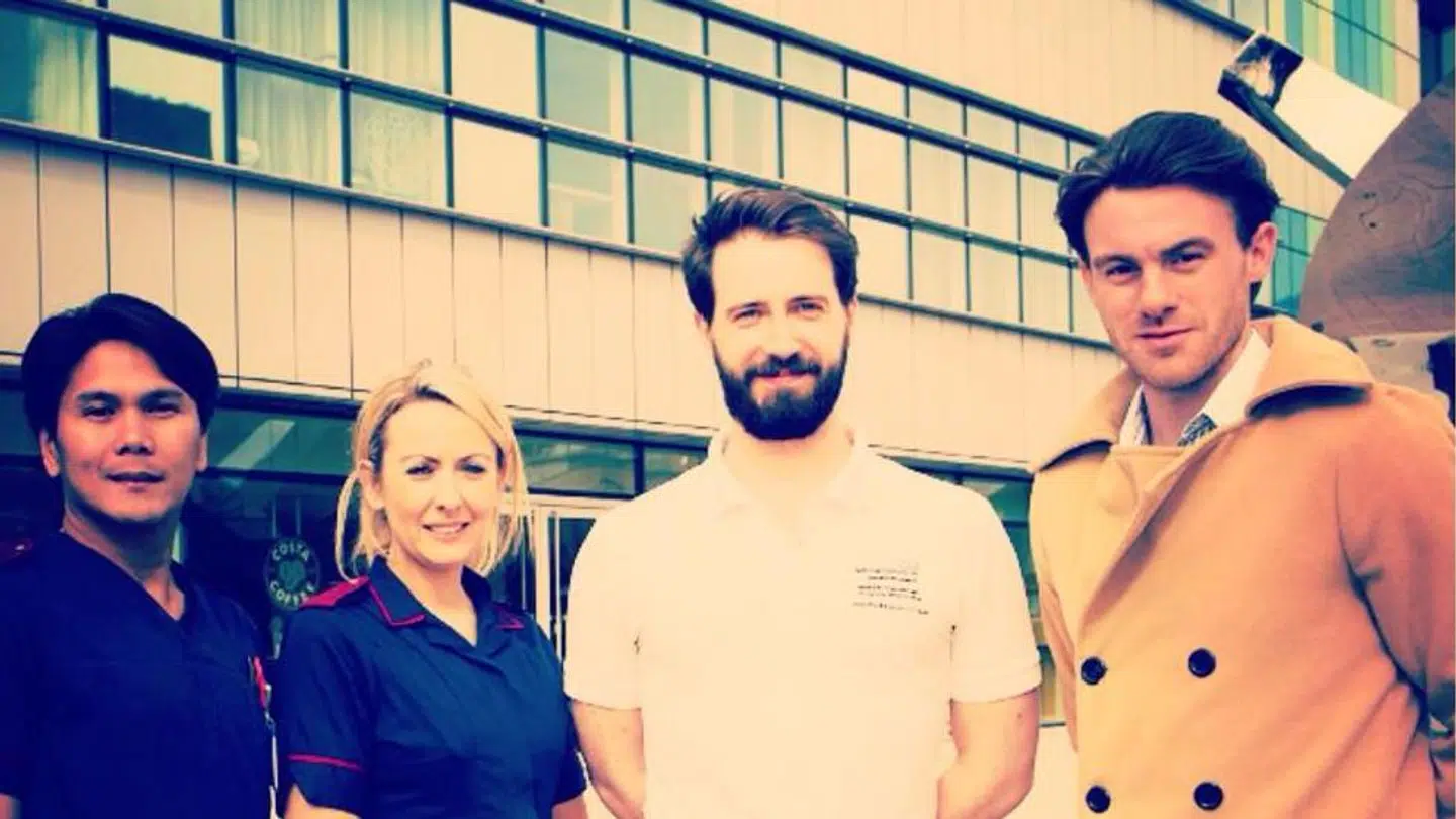 Rory Curtis foran hospitalet (yderst til højre).