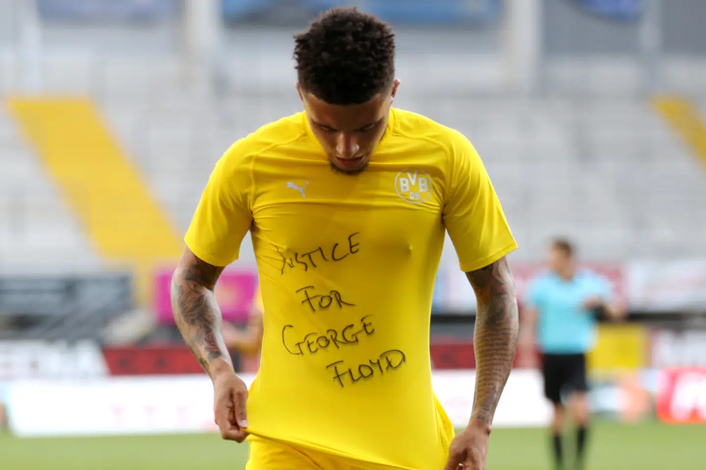 Jadon Sancho fejrer en scoring i Dortmunds senste kamp ved at vise en t-shirt med teksten Justice for George Floyd. Pool/Reuters