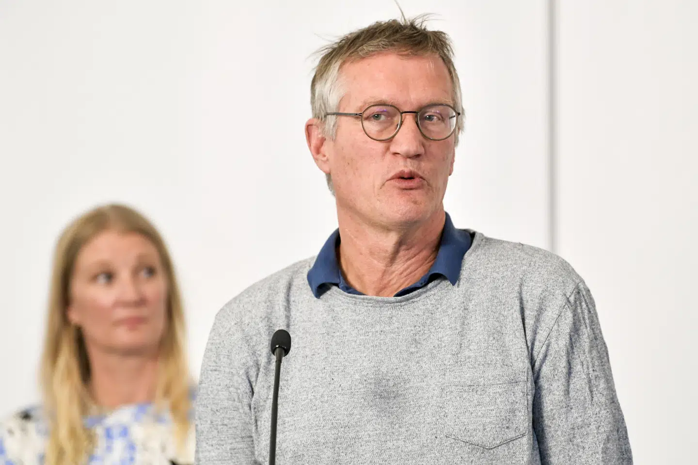 Sverige burde have truffet flere forholdsregler mod det nye coronavirus fra begyndelsen, siger statsepidemiolog Anders Tegnell til Sveriges Radio. - Skulle vi komme til at støde på samme sygdom med præcis den viden, som vi har i dag, tror jeg, at vi ville have gjort en mellemting mellem det, som Sverige har gjort, og det, som resten af verden har gjort, siger Tegnell til nyhedsprogrammet Ekot. 10040 Anders Wiklund/Tt/Ritzau Scanpix