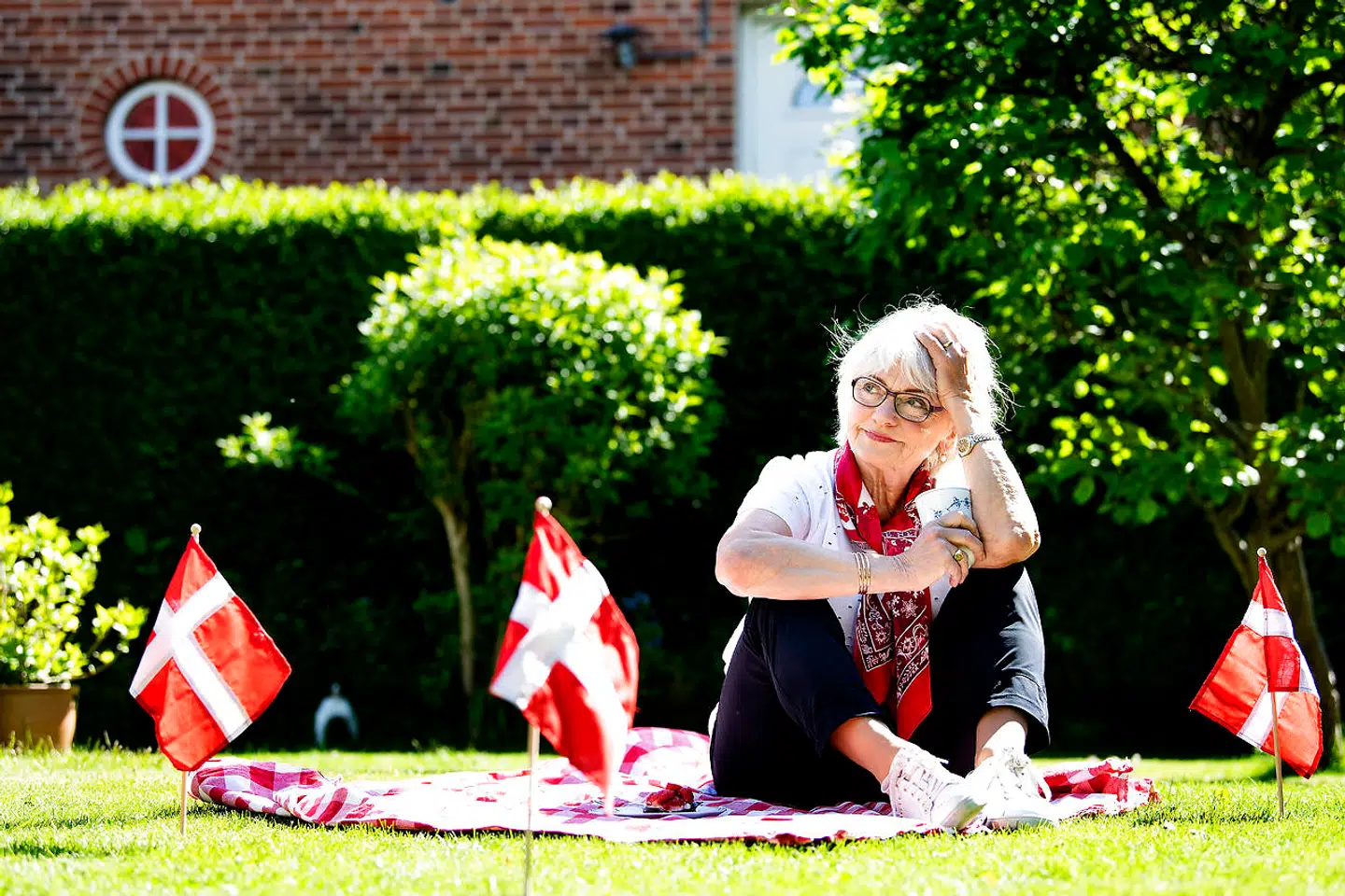 Pia Kjærsgaard, stifter af Dansk Folkeparti og fra 1995 til 2012 formand for partiet. I perioden juli 2015 - juni 2019 var hun formand for Folketinget. Den 7. august 2012 annoncerede hun sin tilbagetræden som partiformand. Pia Kjærsgaard er medlem af Folketingets Præsidium og er desuden Ridder af 1. grad af Dannebrogordenen. Her er Pia fotograferet i hjemme i sin have i Gentofte.