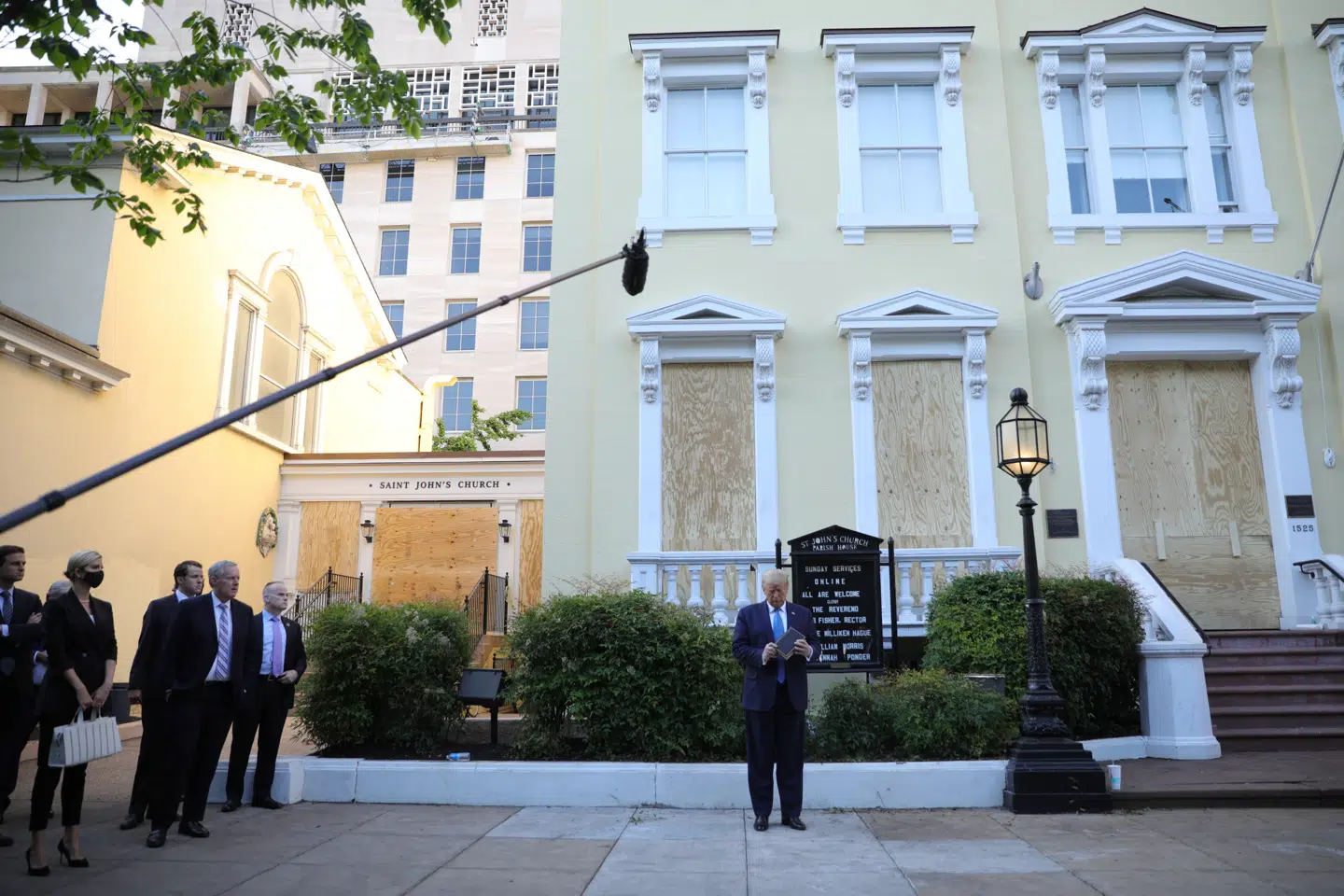Præsident Donald Trump poserede mandag med en bibel i hånden for pressen foran St. John's Episcopal Church i Washington D.C. Tom Brenner/Reuters
