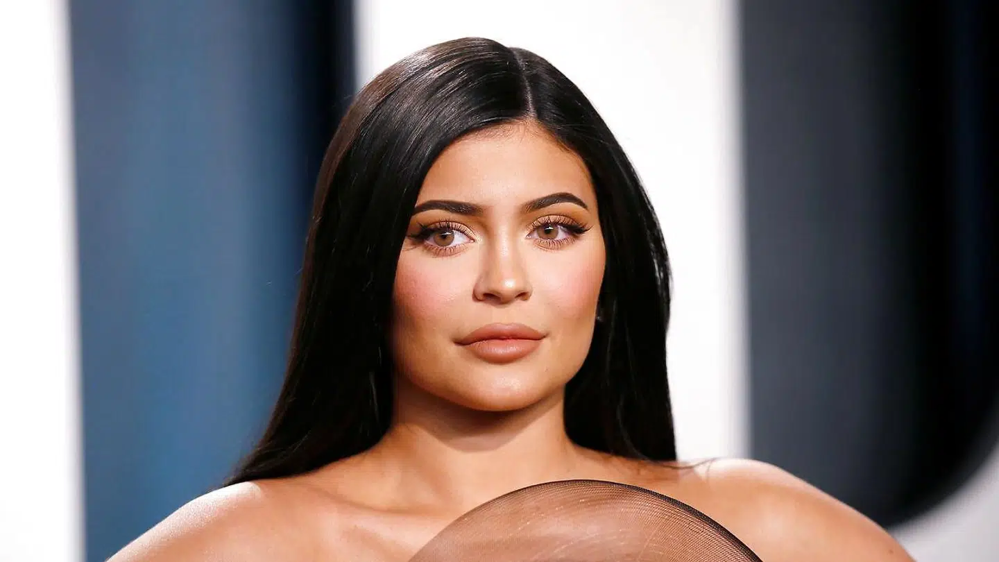 Kylie Jenner skabte mange overskrifter, da hun i 2019 blev udnævnt til verdens yngste selvskabte milliardær af Forbes. Nu mener Forbes, at familien har snydt sig til titlen.