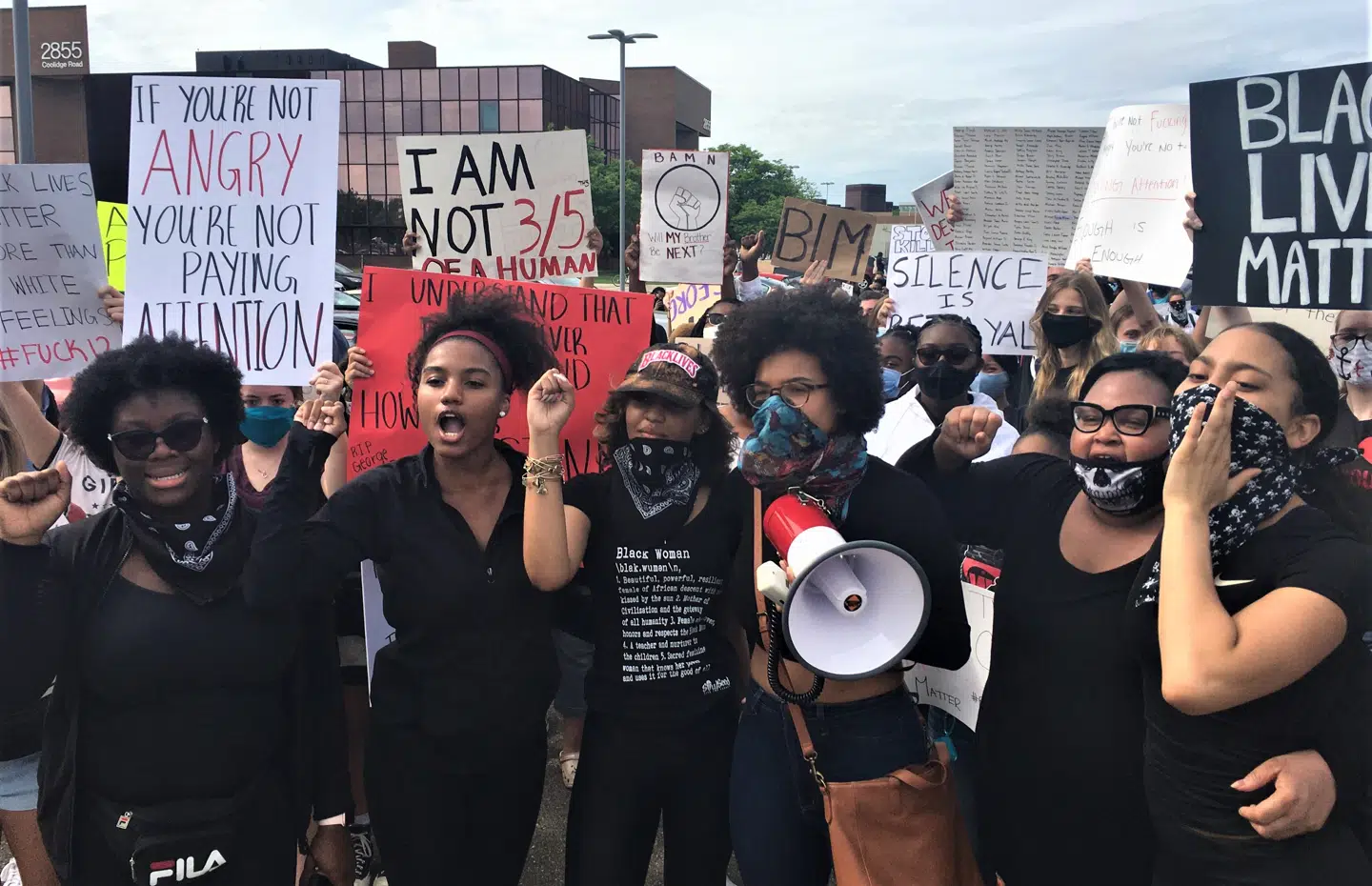 Race-protest i forstæderne. Fra venstre er det: Caitlin, Celeste, Joy Mosley, Rebekah, Marshele og Alyssa.