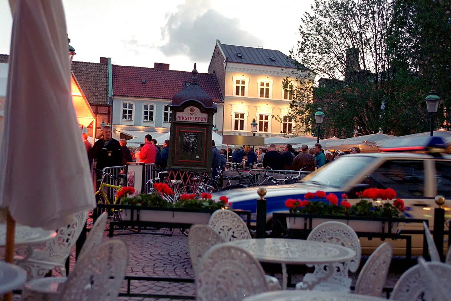 På Lilla Torg i Malmø har der under coronakrisen været fyldt med danske tursiter, der har spist og drukket på de - i modsætning til i hjemlandet - åbne beværtninger.