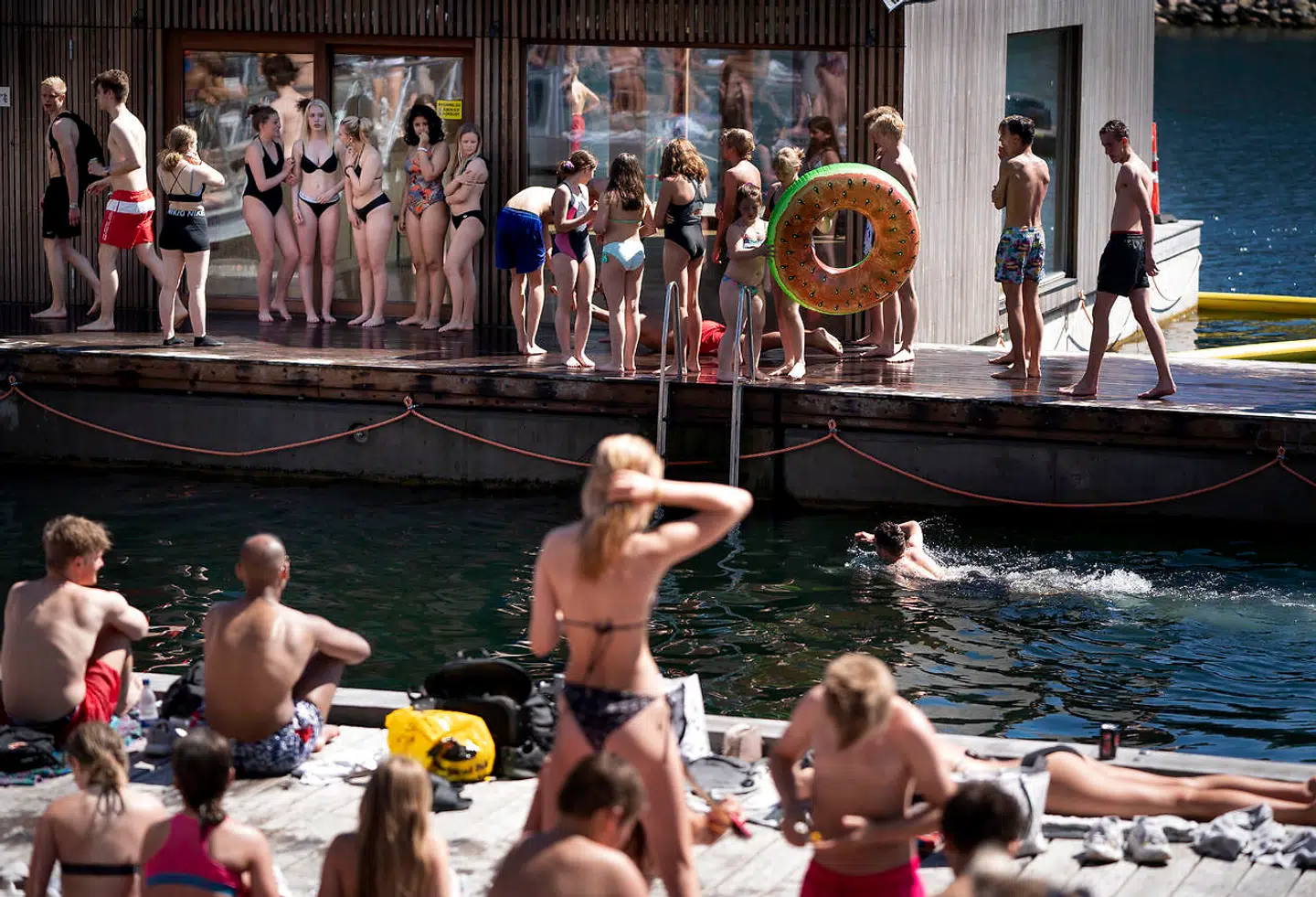 Bade og solgæster nyder sommervejret ved Nordhavn mandag den 1. juni 2020.. (Foto: Liselotte Sabroe/Ritzau Scanpix)