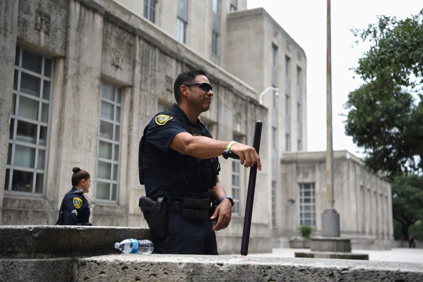George Floyd skal begraves 9. juni i Houston i Texas, hvor han voksede op. Billedet viser betjente fra politistyrken i Houston foran byens rådhus mandag. Callaghan O''hare/Reuters