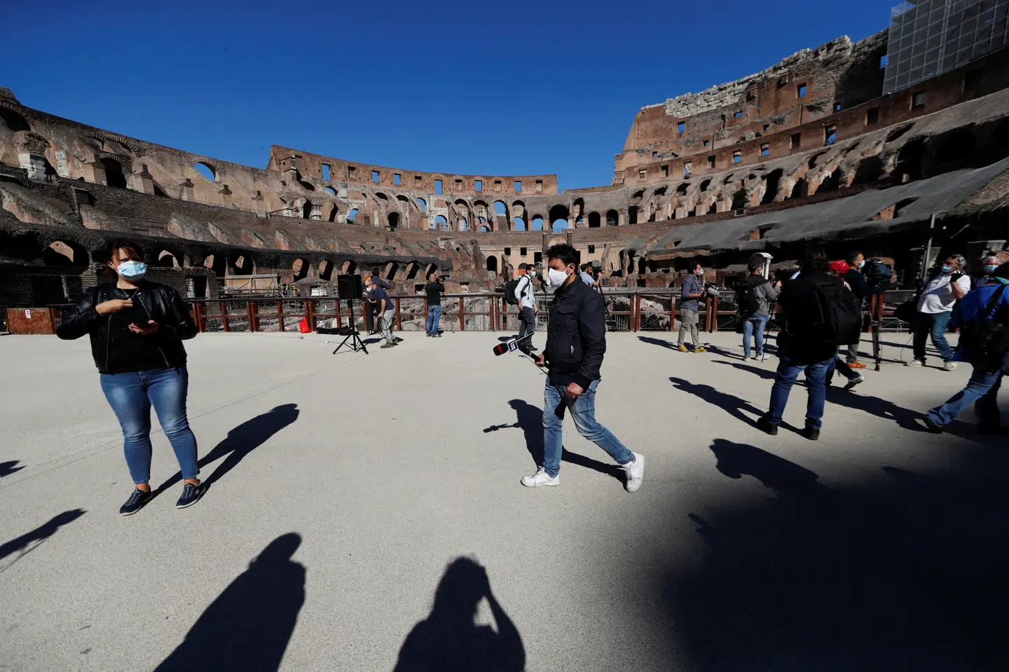 Italien har været igennem en hård nedlukning på grund af coronavirus, men er gradvist ved at åbne igen. Mandag genåbnede Colosseum. Men Milano-lægen Alberto Zangrillo mener, at coronavirusset ikke er så slemt som tidligere, så Italien kan godt bevæge sig tættere på en normal hverdag. Yara Nardi/Reuters