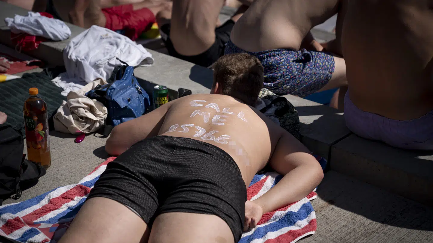 Zilas Reibe Baadsgaard soler sig i Havnebadet. Foto: scanpix.