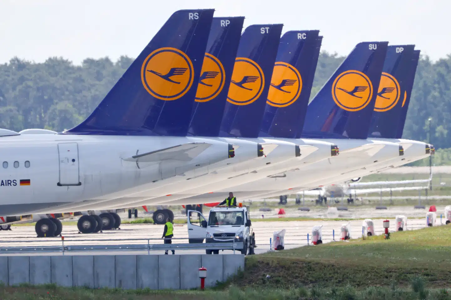 De fleste af Lufthansas fly holder stille i denne tid på grund af coronakrisen. Billedet er fra Schönefeld-lufthavnen i Berlin. Fabrizio Bensch/Reuters