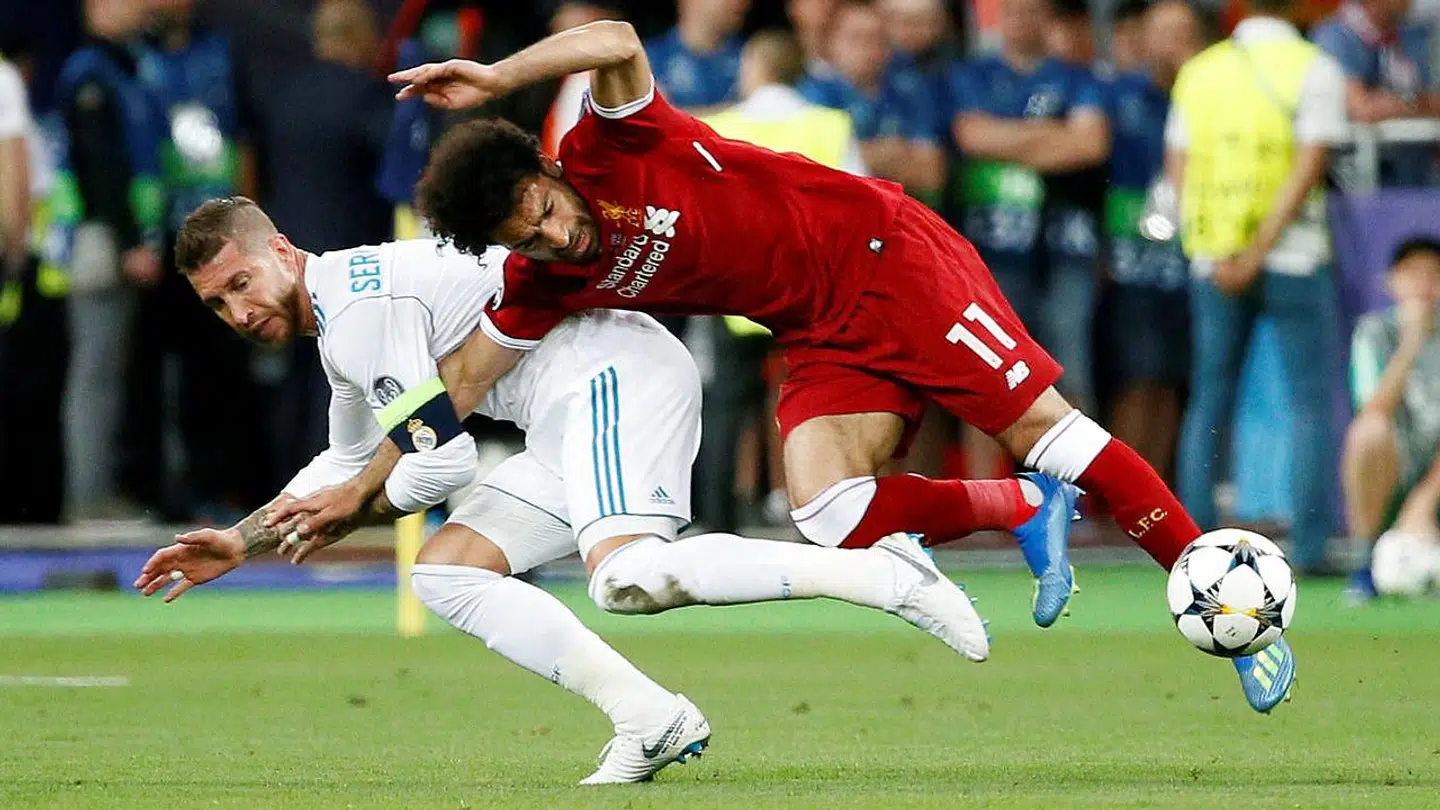 Det var i denne situation, at Mohamed Salah blev skadet under Champions League-finalen 26. maj 2018.