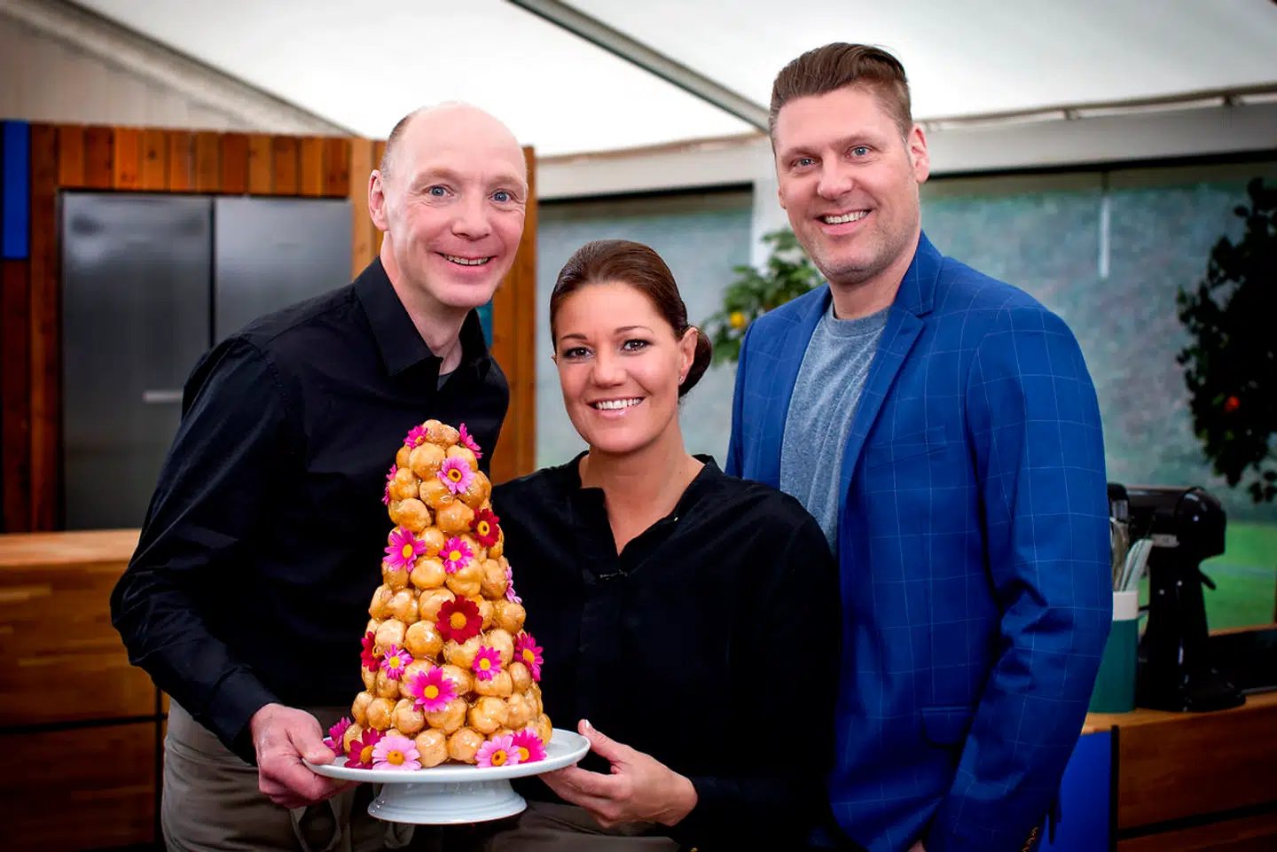 I fem sæsoner var Jan Friis-Mikkelsen og Mette Blomsterberg dommere i 'Den store bagedyst'. Her med programmets vært, Timm Vladimir..