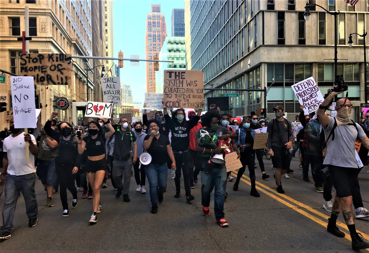 Godt 3.000 mødte op til søndagens demonstration i Detroit.