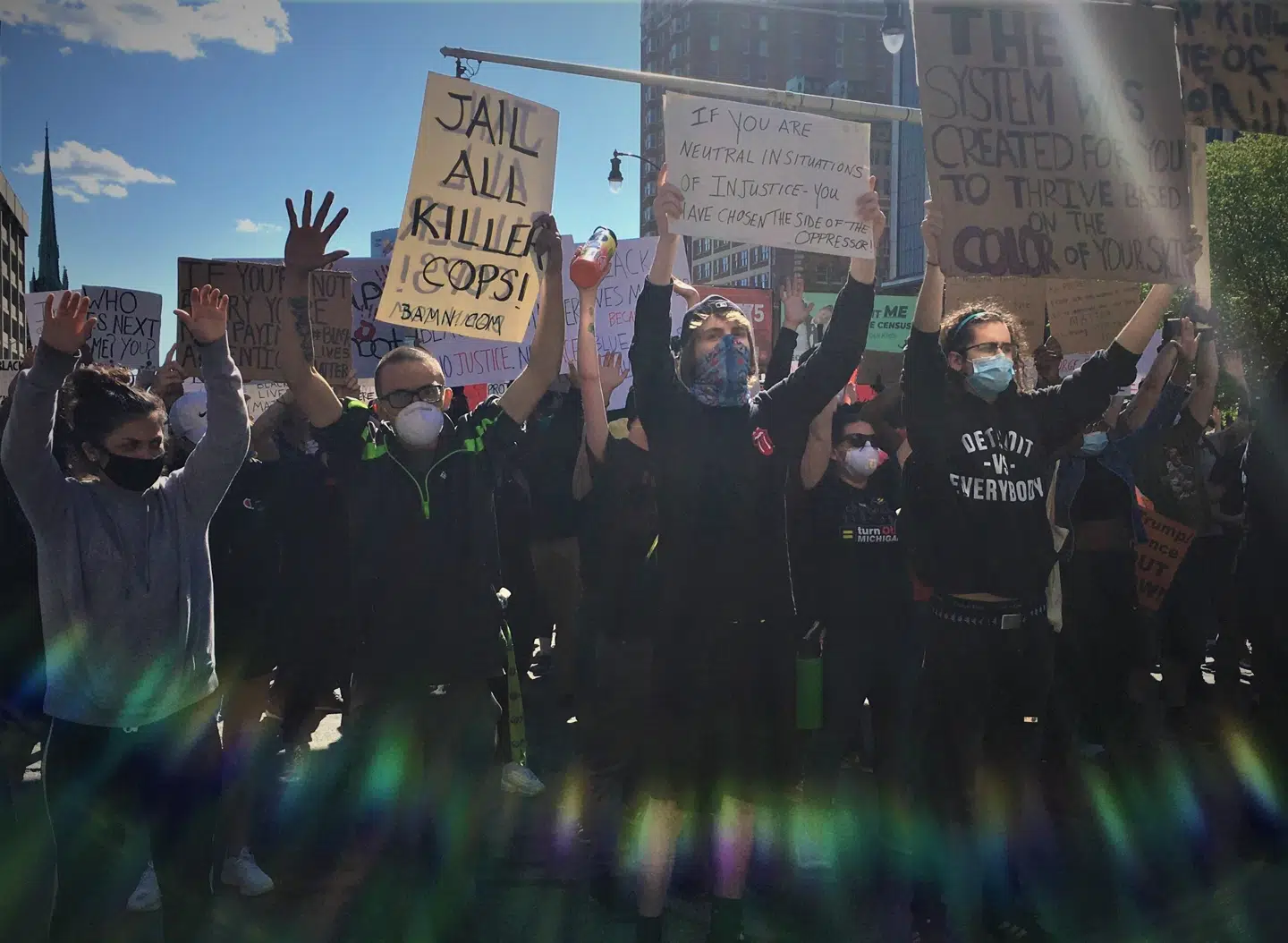 »No juråbte stice - No Peace« råbte demonstranterne i Detroit.