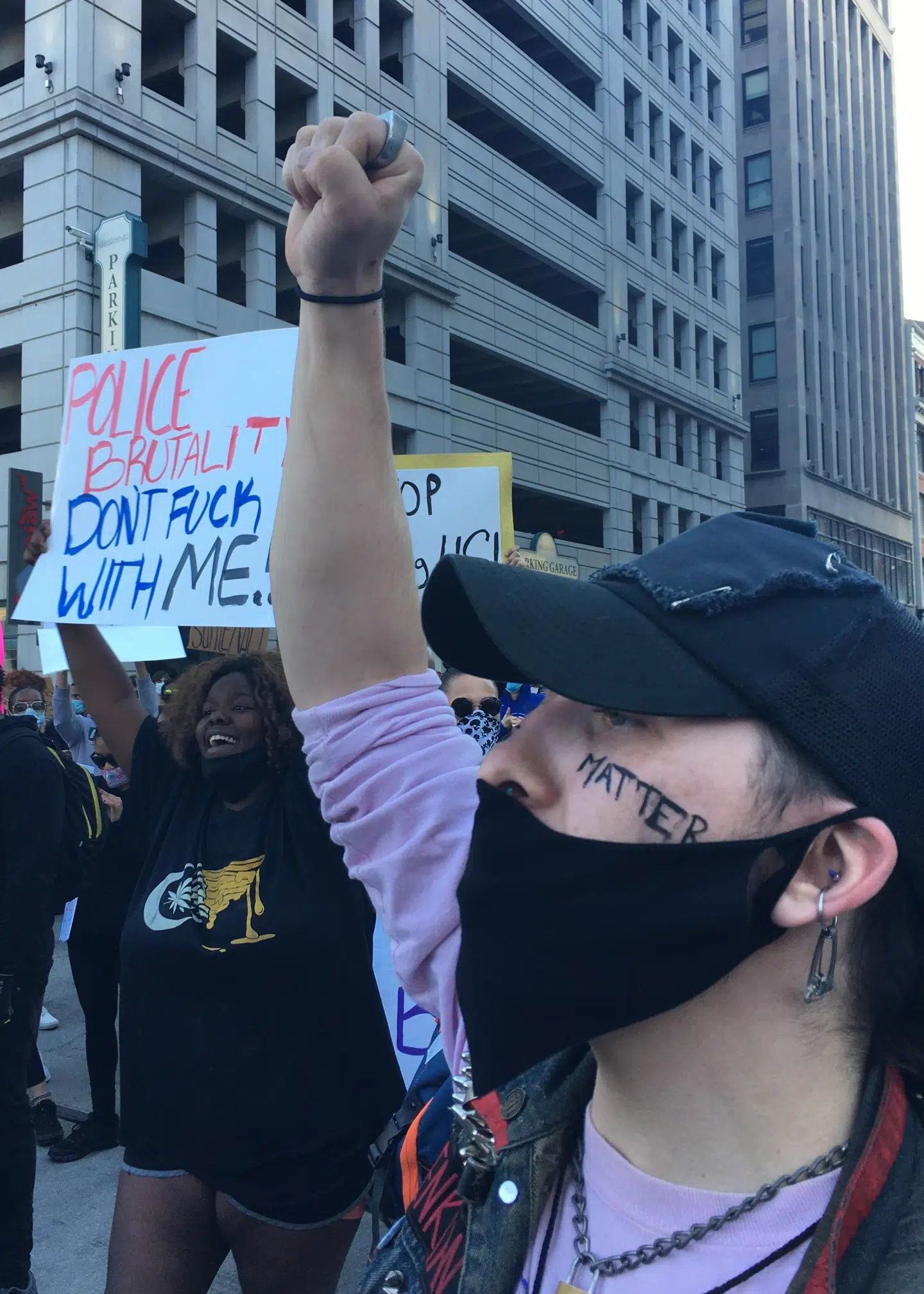 Mænd, kvinder, sorte, hvide. Alle var forenet til antivold demonstration i Detroit.