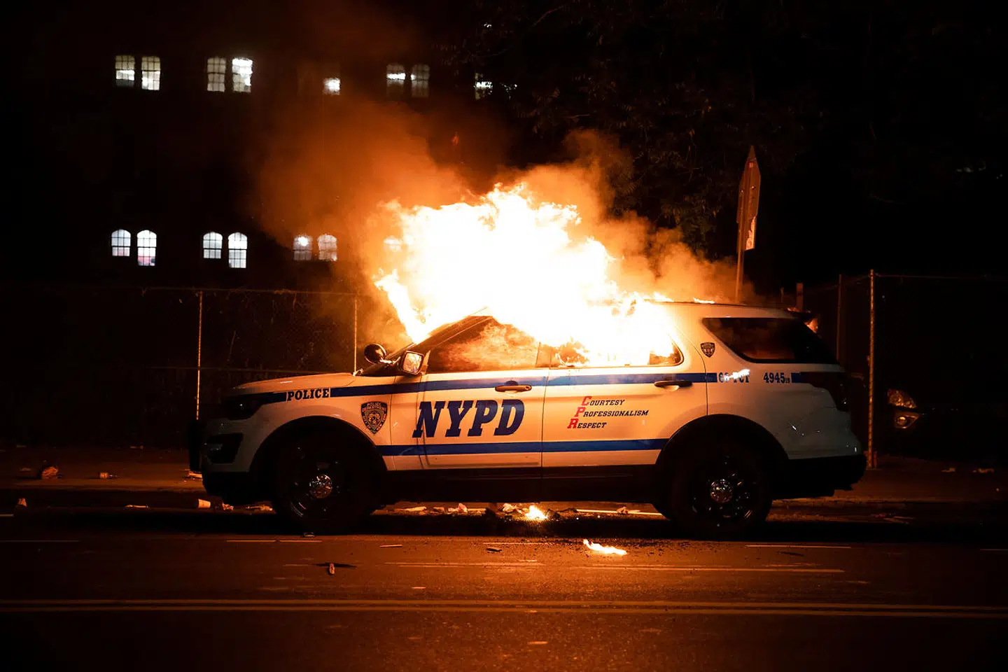 Over 15 politibiler blev brændt i New York.