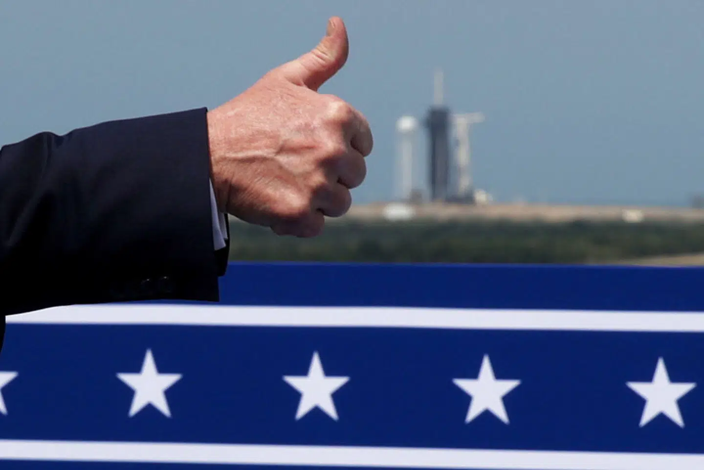 Mens USA brænder. Donald Trump giver thumbs-up til raketopsendelse i Florida.