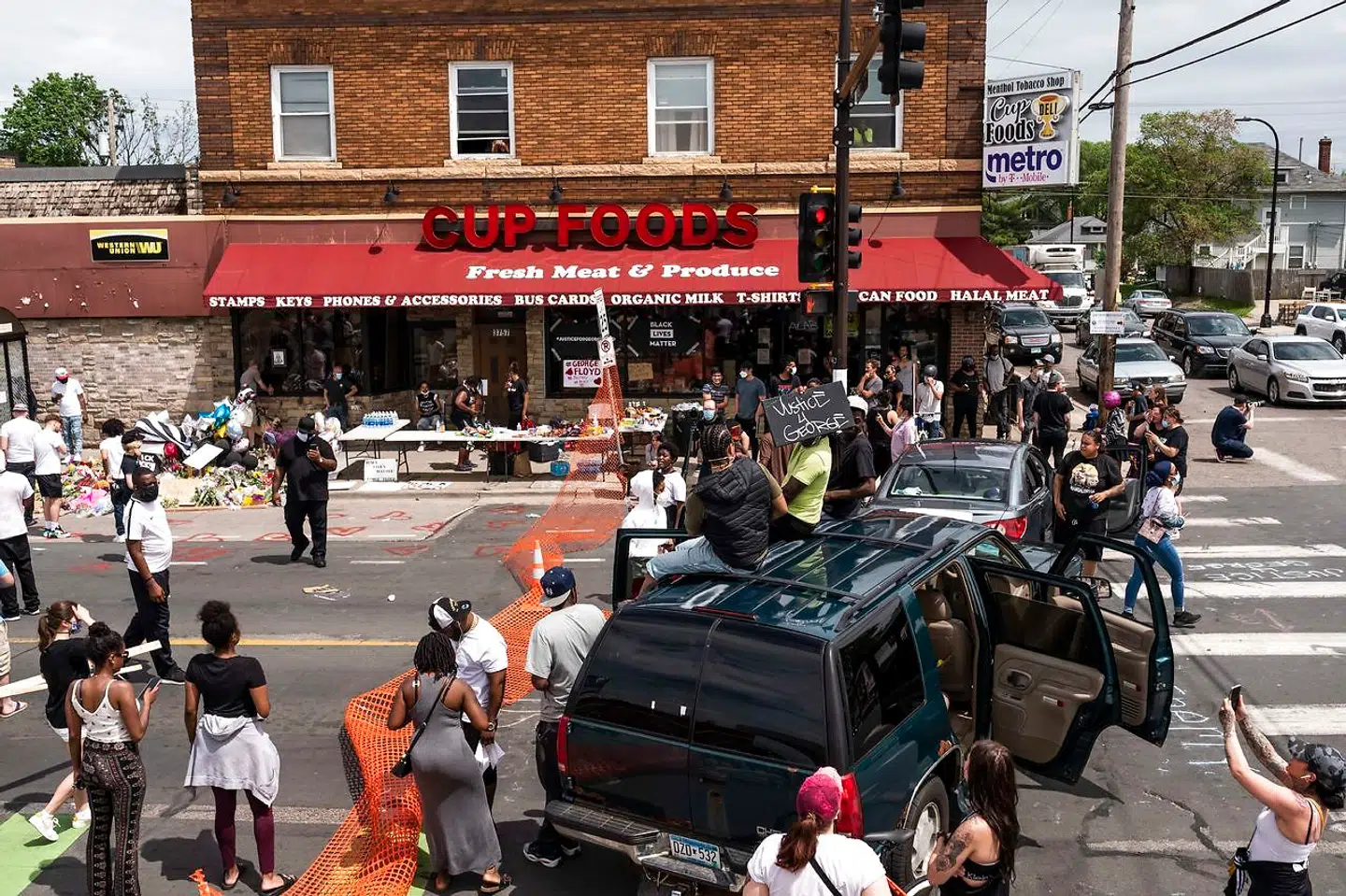 MINNEAPOLIS, MN - MAY 27: Protesters gather outside the Cup Foods on Chicago Avenue and 38th Street on May 27, 2020 in Minneapolis, Minnesota. The intersection has become the site of an ongoing protest after the police killing of George Floyd. Stephen Maturen/Getty Images/AFP == FOR NEWSPAPERS, INTERNET, TELCOS & TELEVISION USE ONLY ==