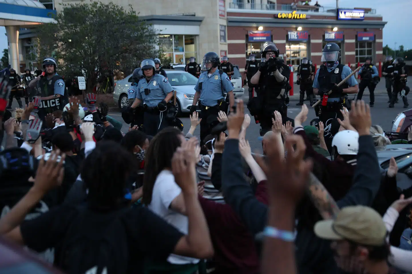 Demonstrationerne fortsætter i Minneapolis, efter at den sorte mand George Floyd døde i politiets varetægt efter en brutal anholdelse i byen. Leah Millis/Reuters