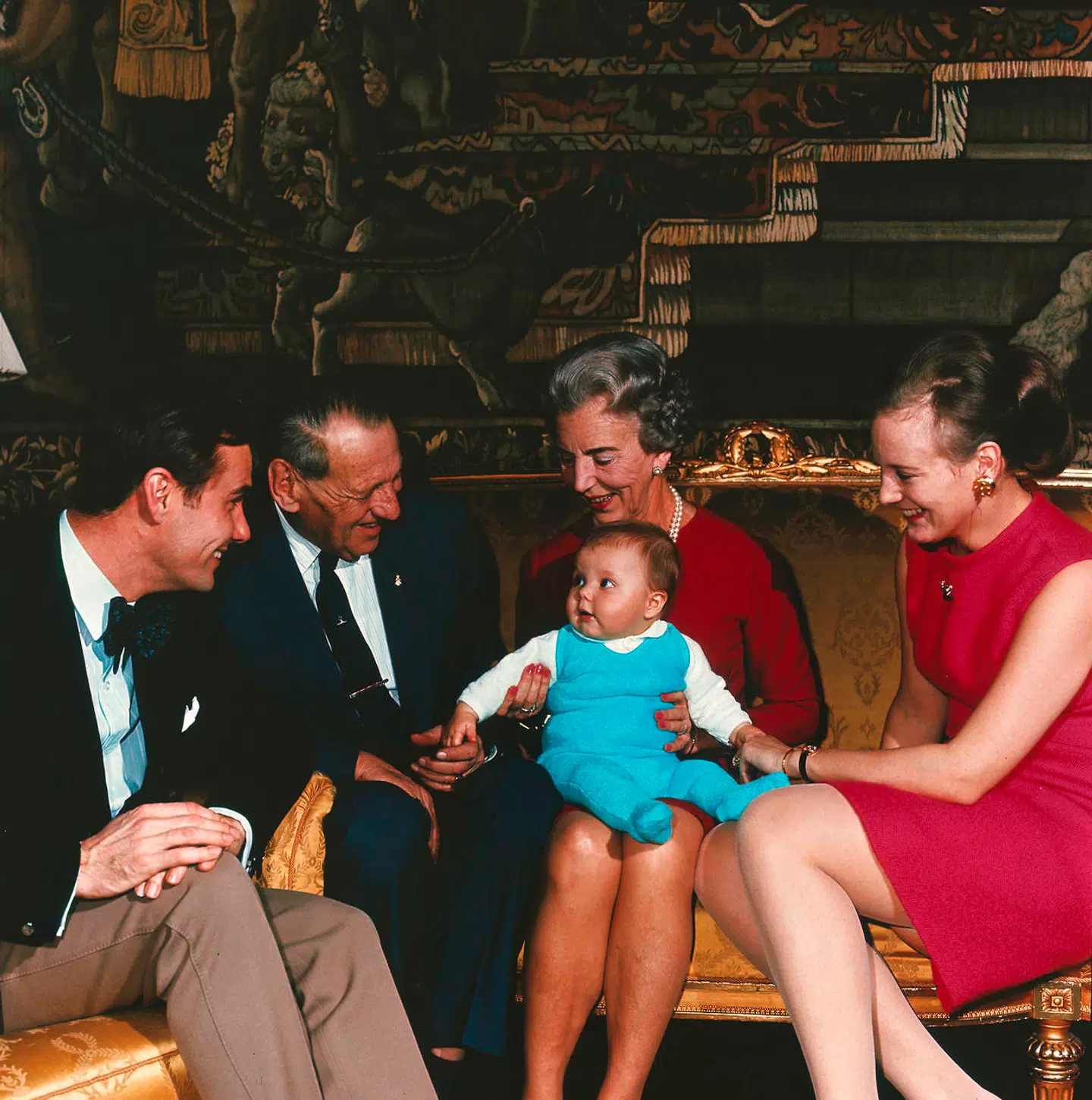 Den danske kongelige famlie med lille prins Frederik. Fra venstre prins Henrik, kong Frederik IX, Dronning Ingrid og kronprinsesse Margrethe.
