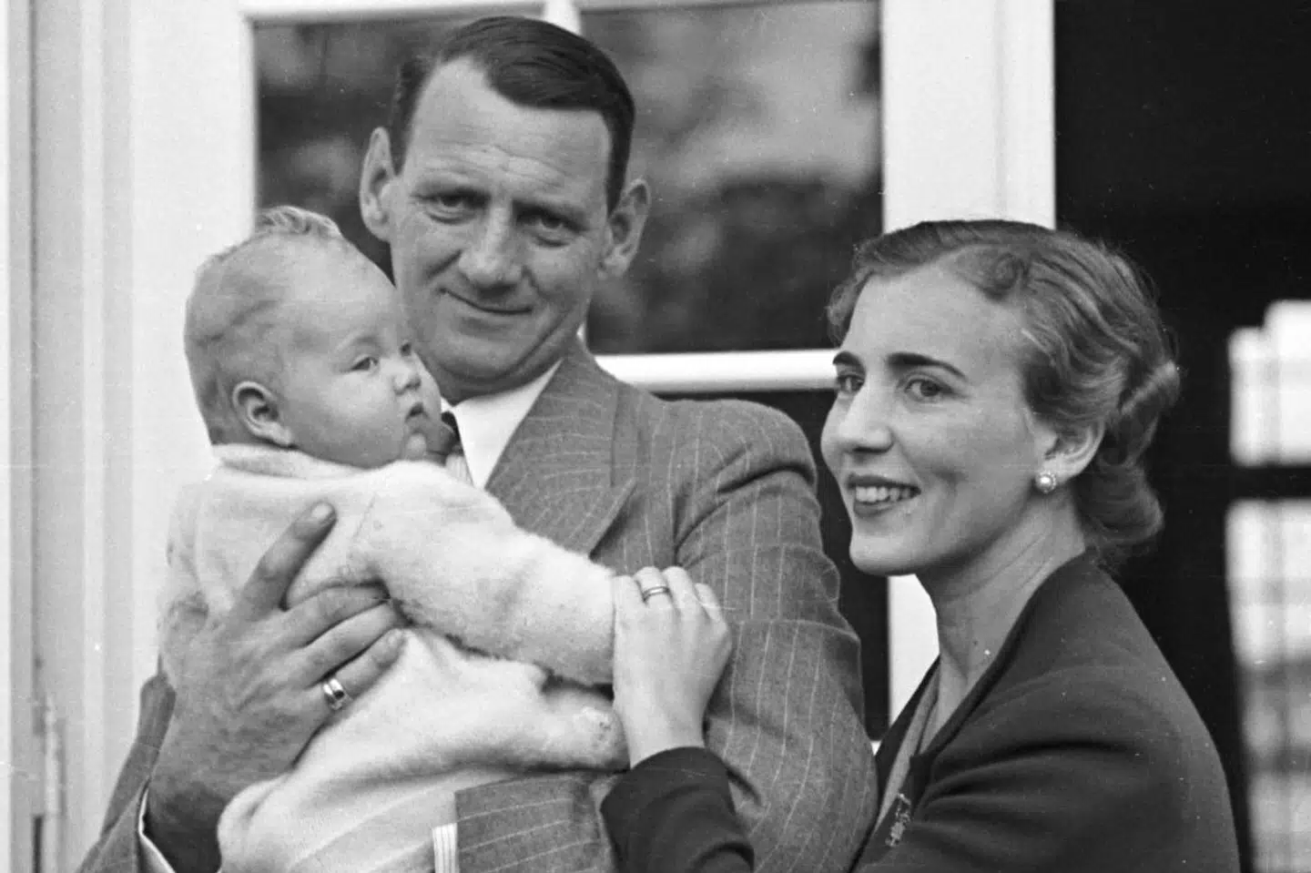 Det symbolisere håb for nationen, da kronprins Frederik og kronprinsesse Ingrid fik deres førstfødte i 1940. Her ses de med prinsesse Margrethe i Gråsten slotspark.