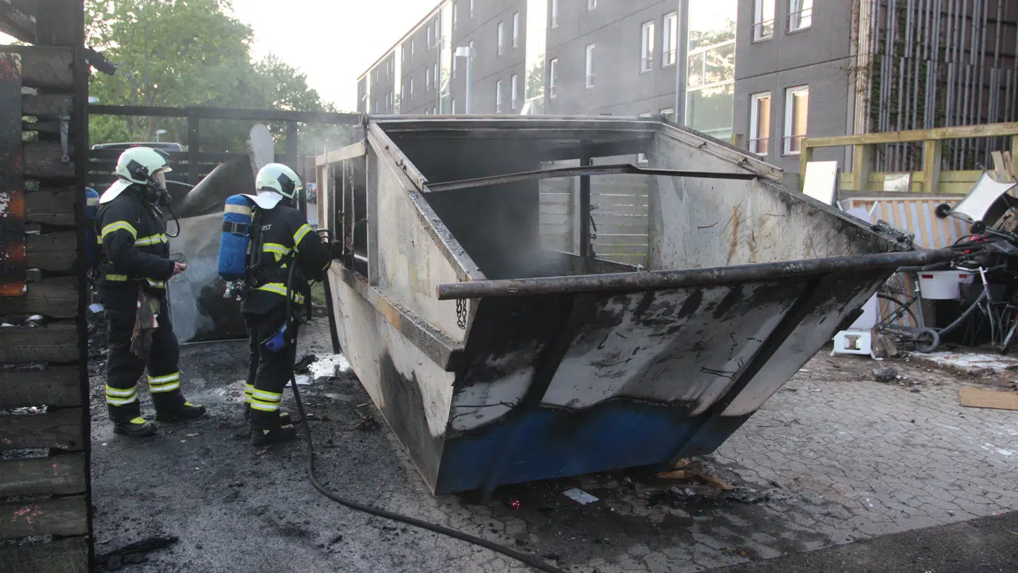Søndag morgen var efterslukningsarbejdet fortsat i gang flere steder i Herlev.