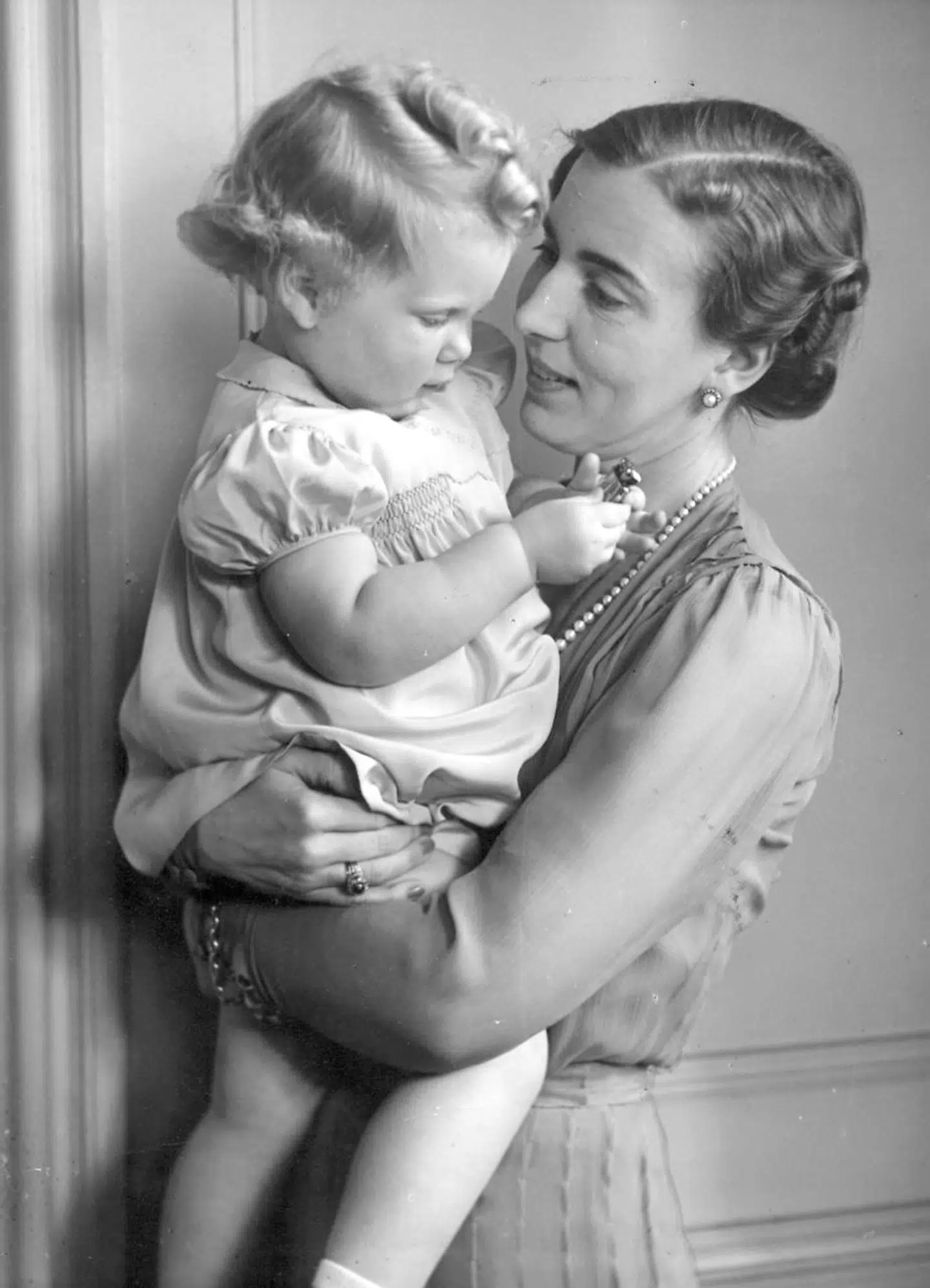 Kronprinsesse Ingrid med prinsesse Margrethe i 1942.