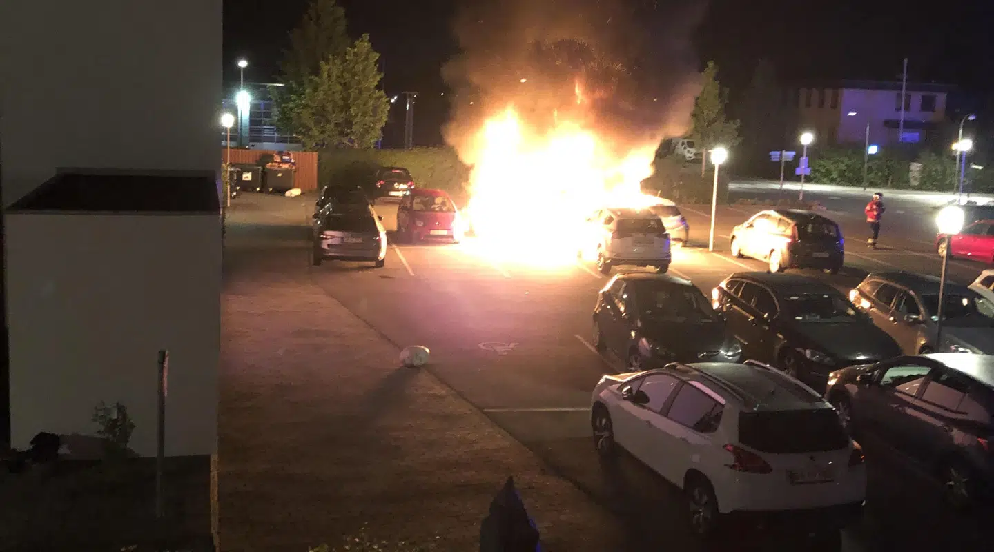 Det var et kæmpe brag – lyden af en eksploderende airbag – der fik Karina og manden til at kigge ud ad vinduet og opdage den brændende bil. Foto: Privat