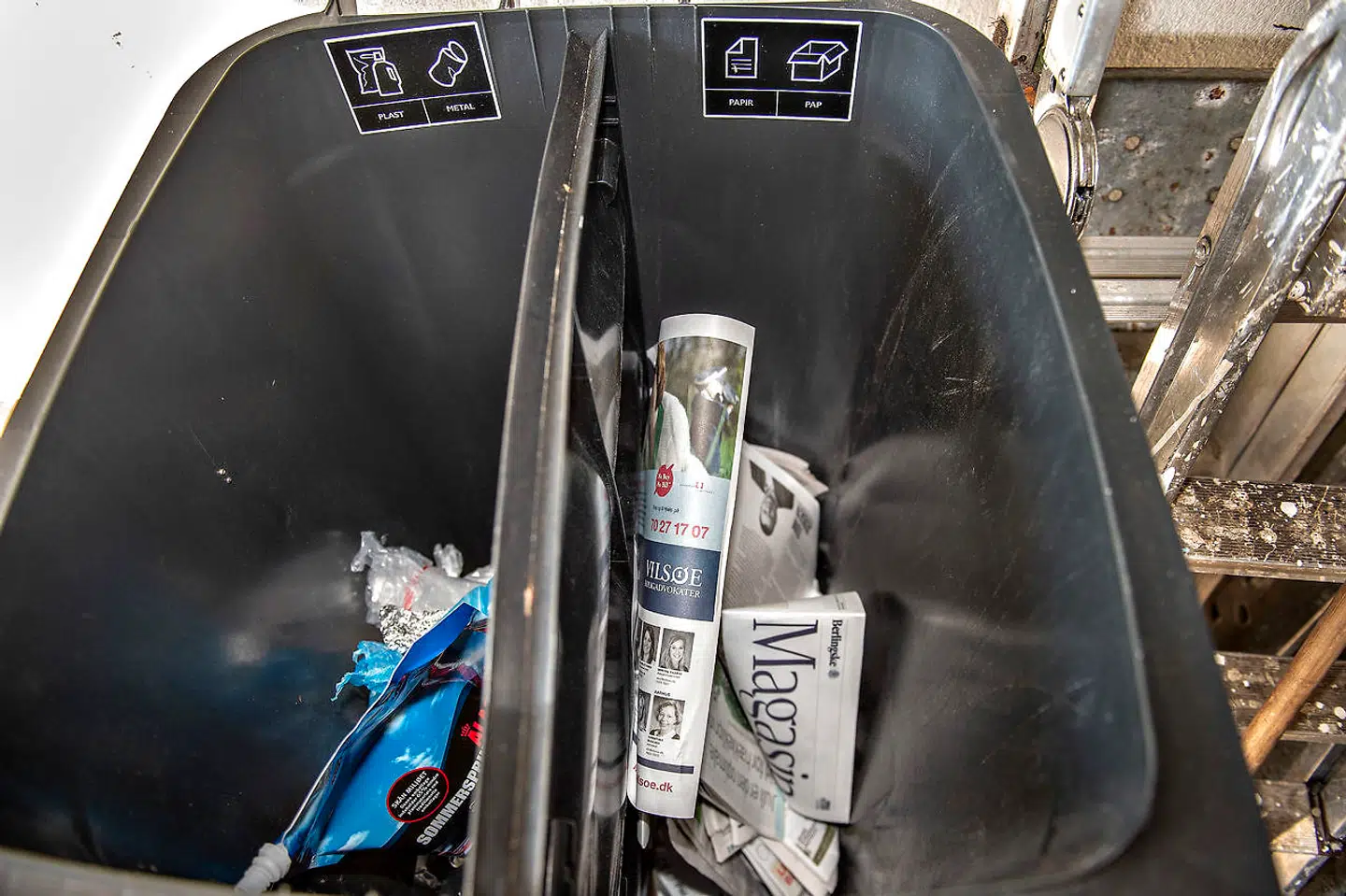 Affaldscontainer, pap og papir, metal og plastik.