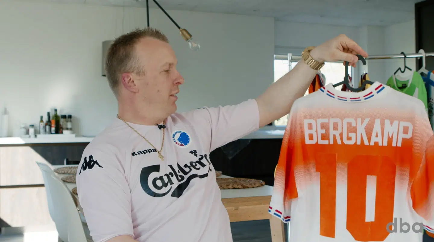 Kevin Larsens yndlingstrøje er Dennis Bergkamps hollandske landsholdstrøje.