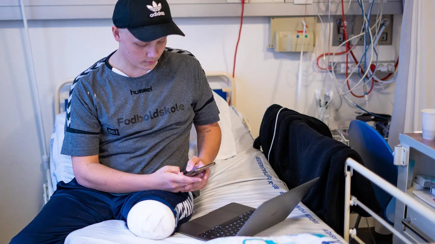 Rasmus Davison fik amputeret benet 20. november 2019. Her ses han en uge efter operationen på Riget. Foto: Byrd / Louise Askly