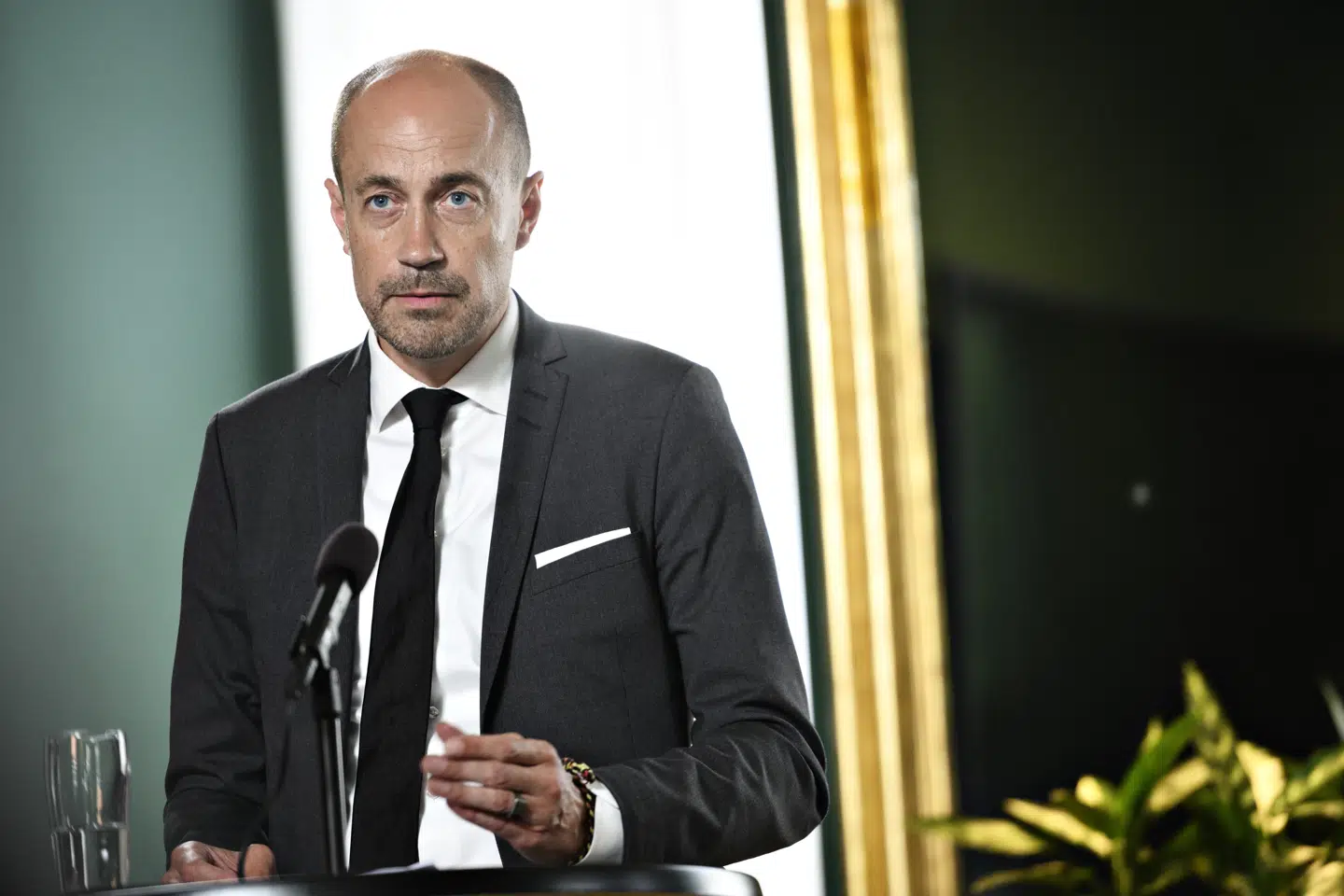 - Eksperterne i ECDC (Det Europæiske Center for Forebyggelse og Kontrol af Sygdomme, red.), eksperterne i WHO (Verdenssundhedsorganisationen, red.), vores eget seruminstitut, vores egen sundhedsstyrelse siger, at det er nu, det skal gøres. Det er den hast, der er. Det starter nu, sagde Magnus Heunicke under et lukket samråd i Folketingets Sundhedsudvalg om den vidtgående hastelov, der blev vedtaget under stort tidspres, skriver Jyllands-Posten. (Arkivfoto) Philip Davali/Ritzau Scanpix