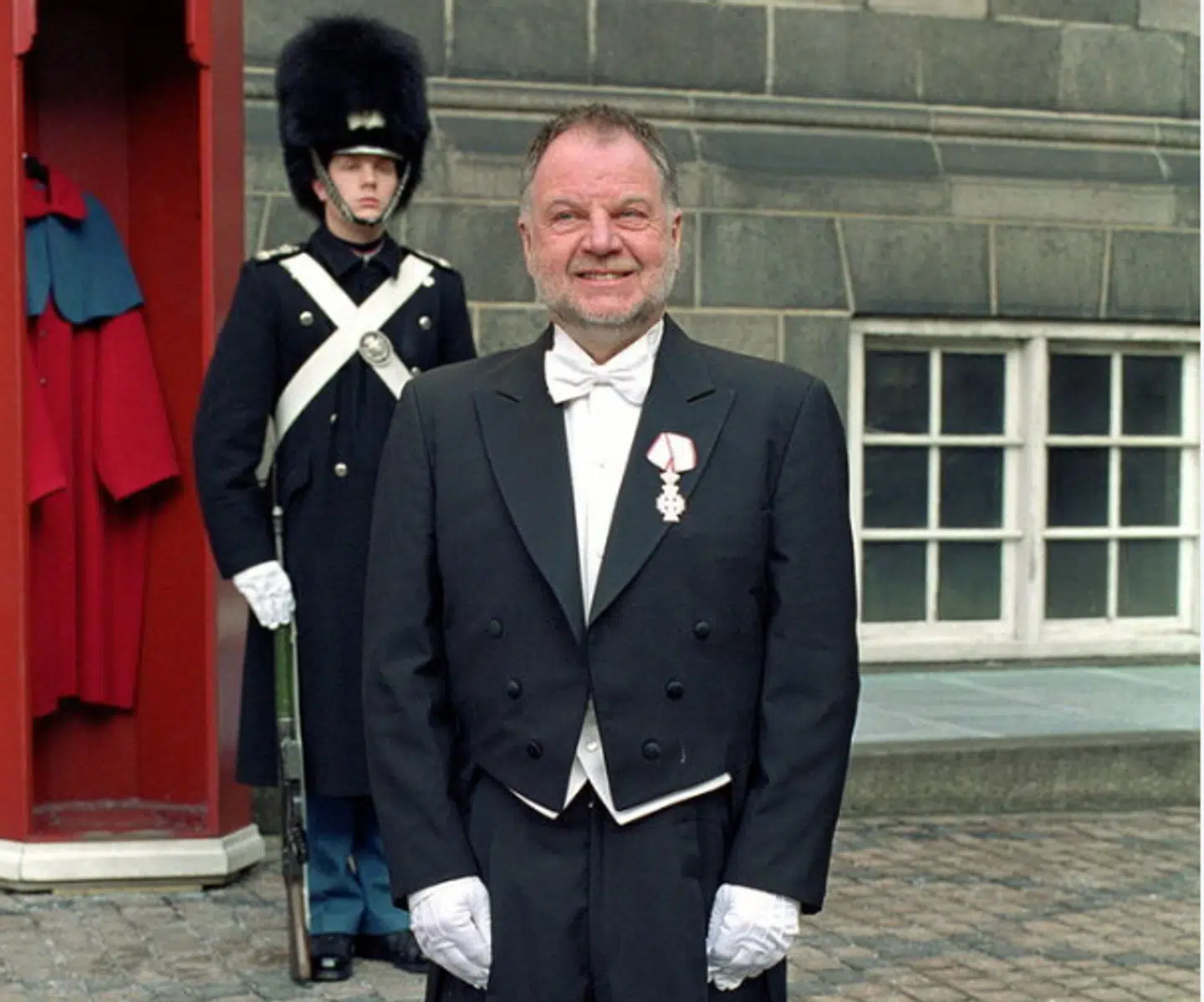 Mr. Bella alias Arne Bang Mikkelsen var i 22 år direktør for Bella Centret og i 2011 byggede han Hotel Bella Sky. Her modtager den Dronningens Ridderkors på Amalienborg.