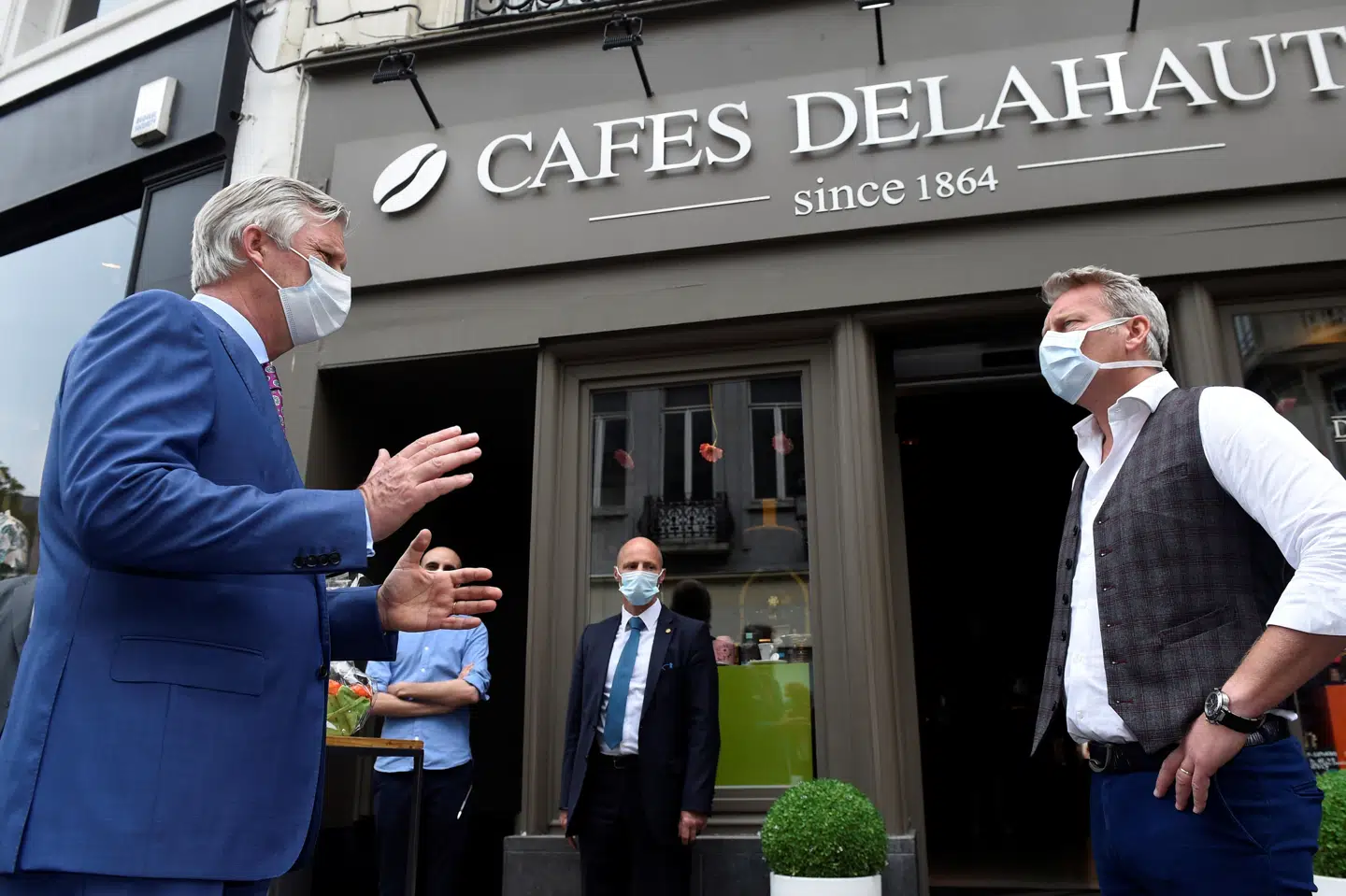 Belgiens kong Philippe (tv) overholder regler om ansigtsmaske på gaden i Bruxelles. Det kniber muligvis mere for hans 28-årige nevø at rette ind efter reglerne, der skal bremse coronasmitte. Pool/Reuters