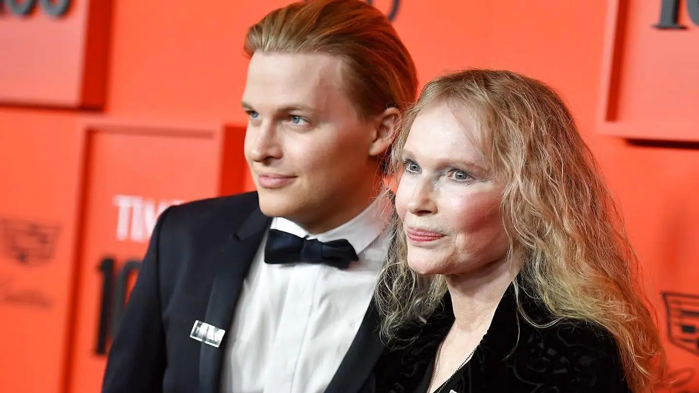 Ronan Farrow er søn af Woody Allen og skuespillerinden Mia Farrow, som dannede par fra 1980 til 1992.