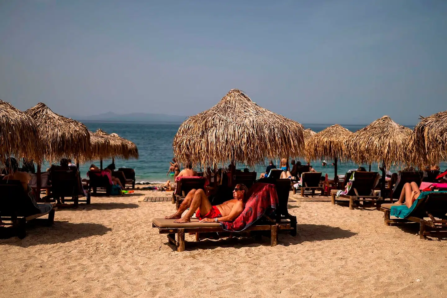 Her er det en strand i Grækenland, der i tirsdags åbnede op. Men heller ikke her kan danskerne holde ferie før tidligst den 31. august. (Foto: ANGELOS TZORTZINIS/Ritzau Scanpix)